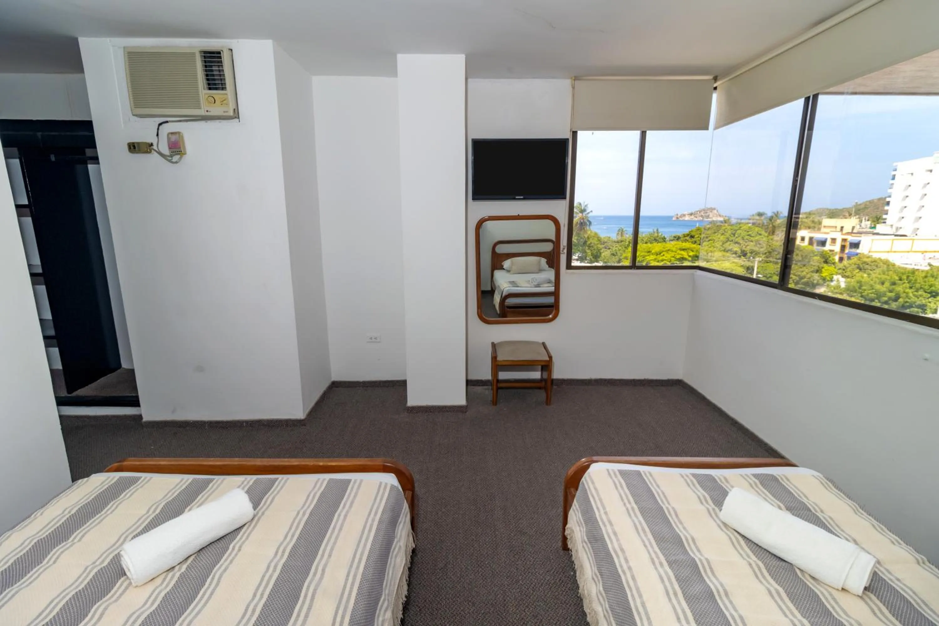 Bed in Hotel Axis Inn By GEH Suites