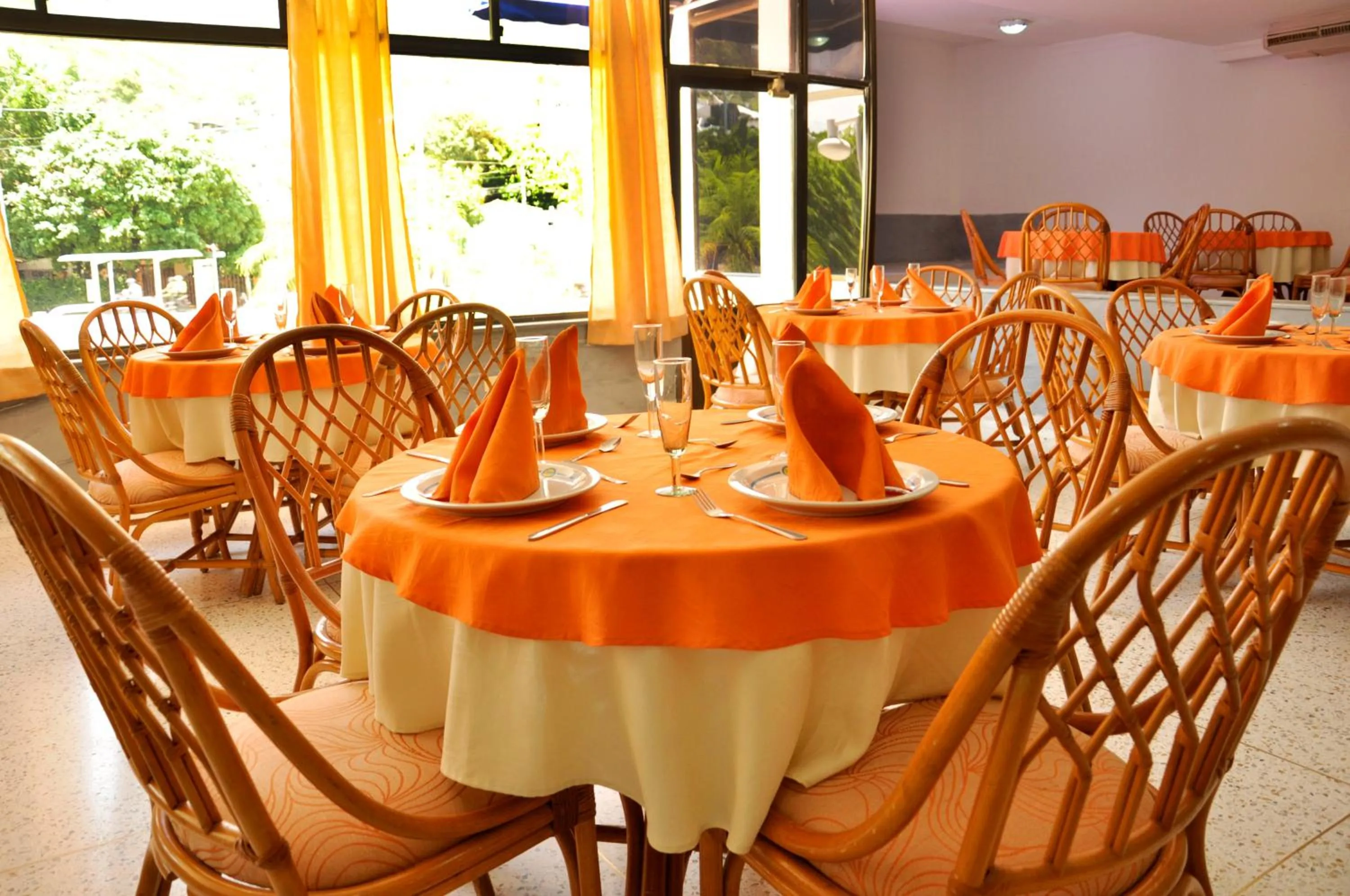 Restaurant/Places to Eat in Hotel Yuldama Rodadero Inn