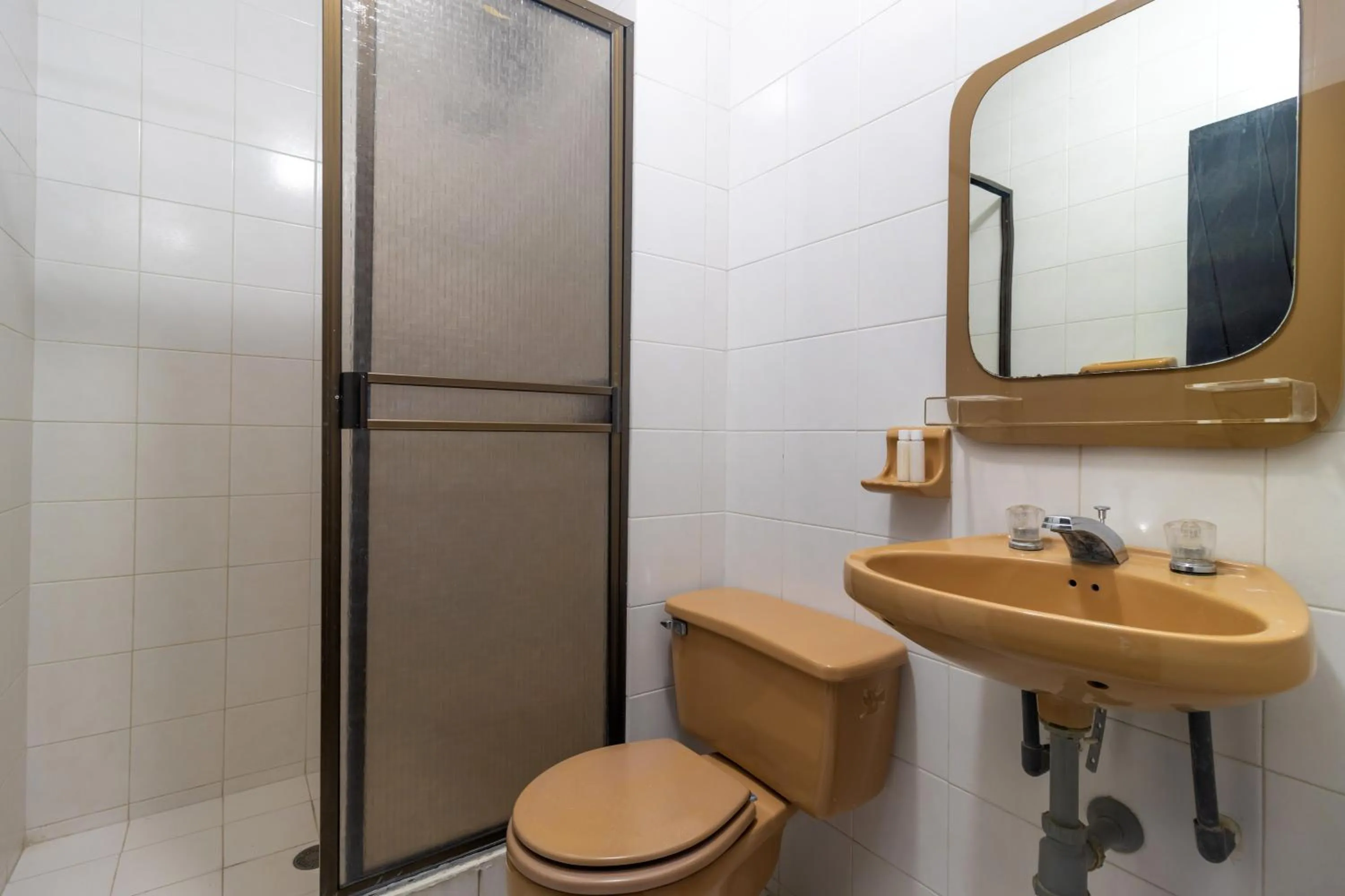 Shower in Hotel Axis Inn By GEH Suites