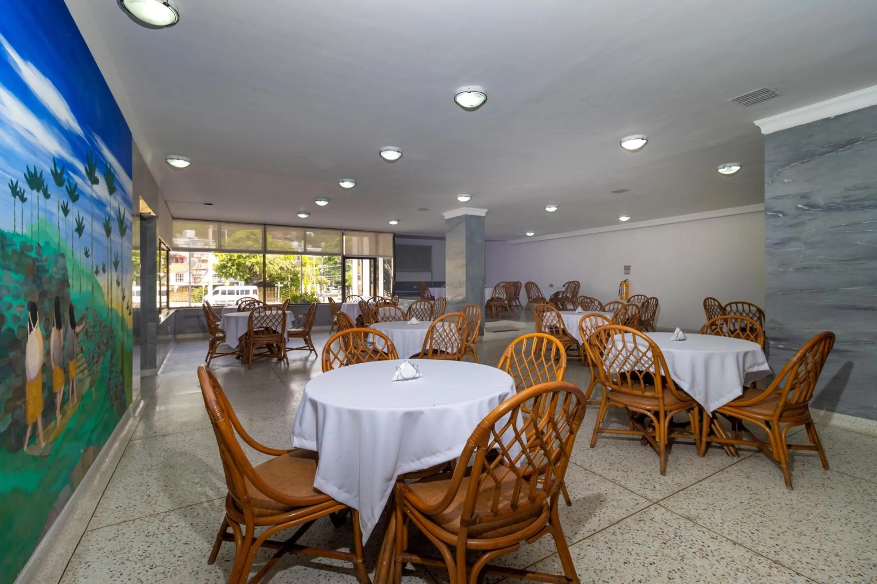 Restaurant/places to eat in Hotel Axis Inn By GEH Suites