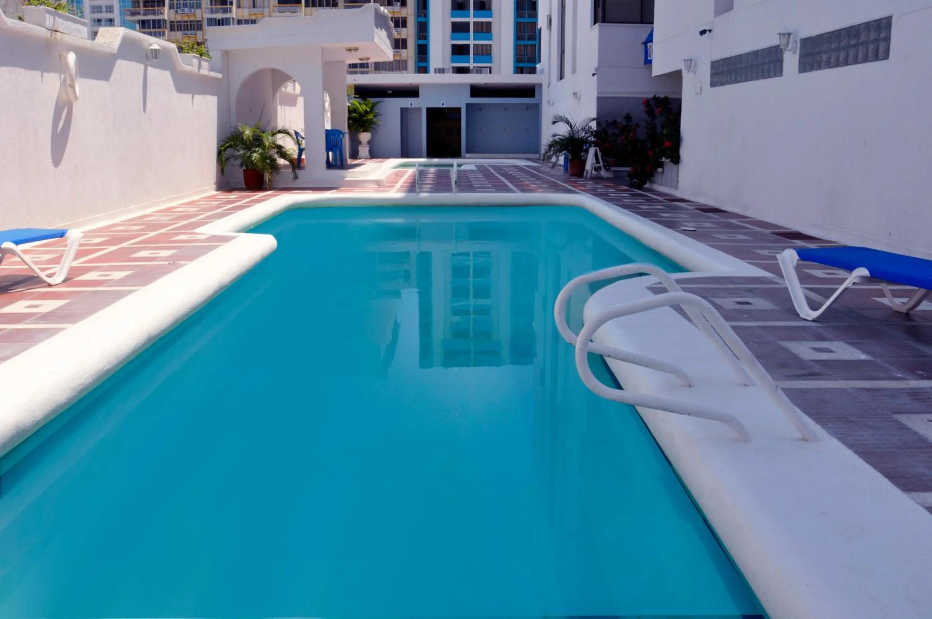 Swimming Pool in Hotel Yuldama Rodadero Inn