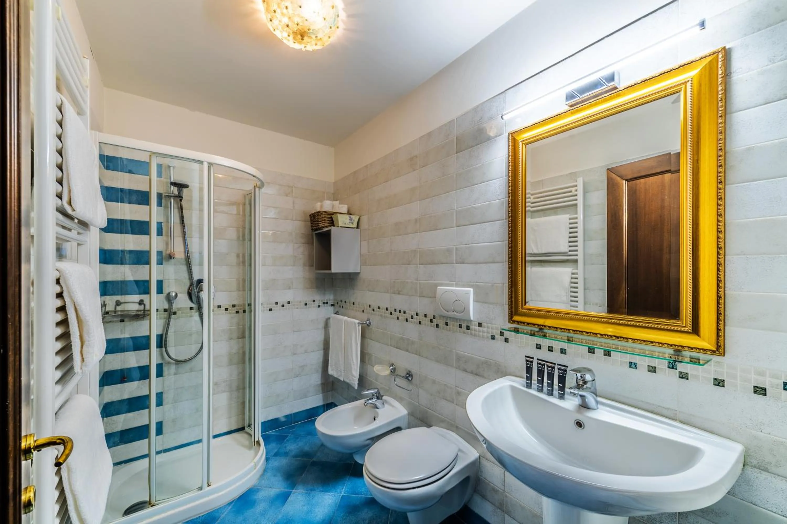 Shower in Cà Sant'Angelo