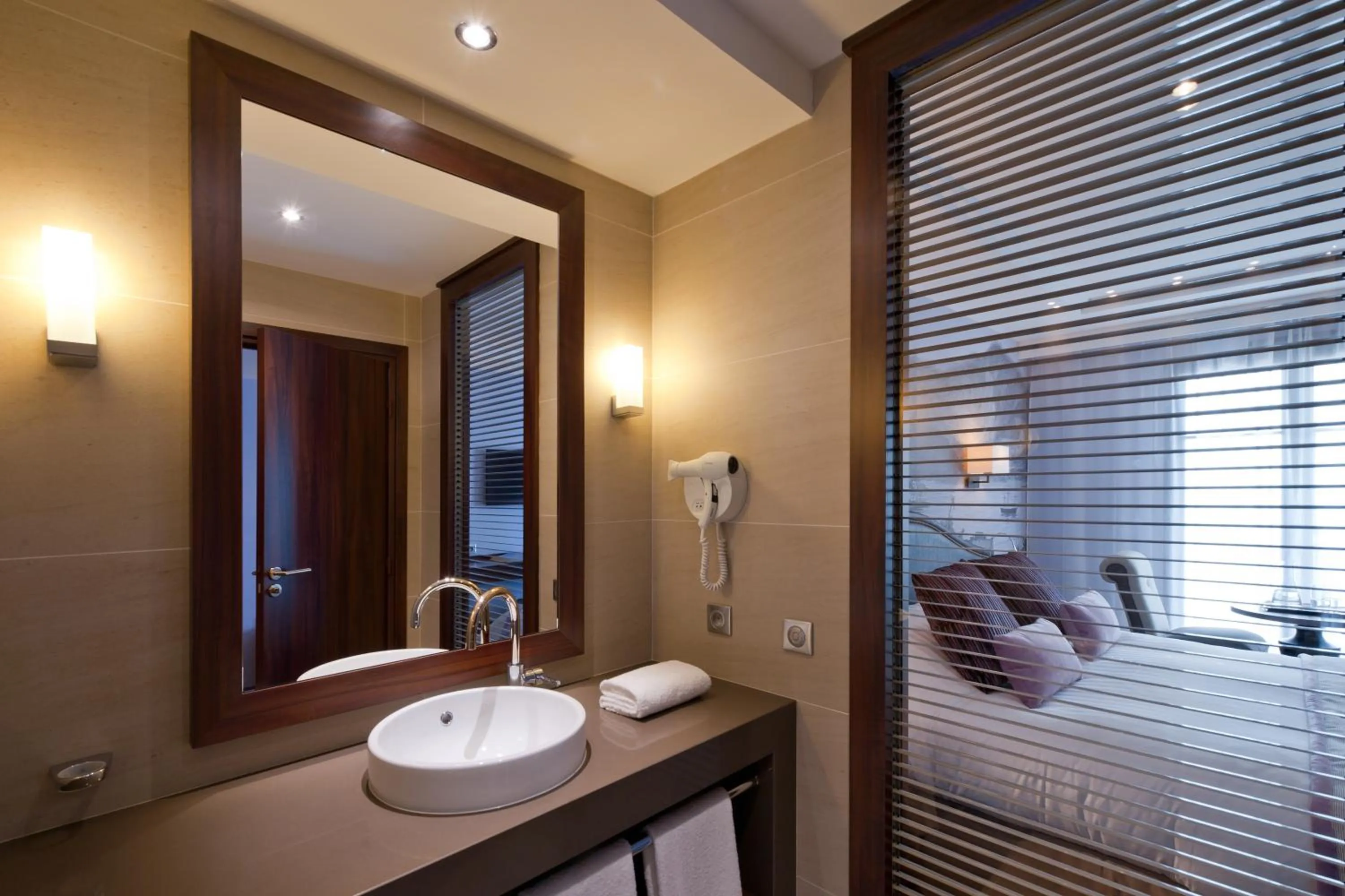 Bed in Hôtel Le Nouveau Monde