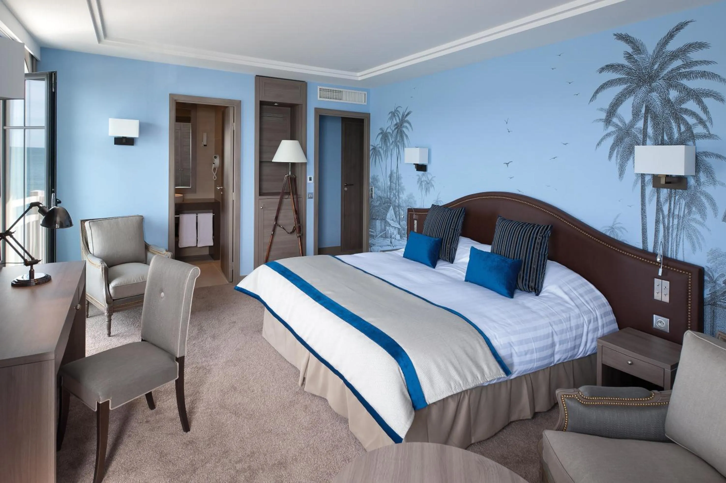 Bed in Hôtel Le Nouveau Monde