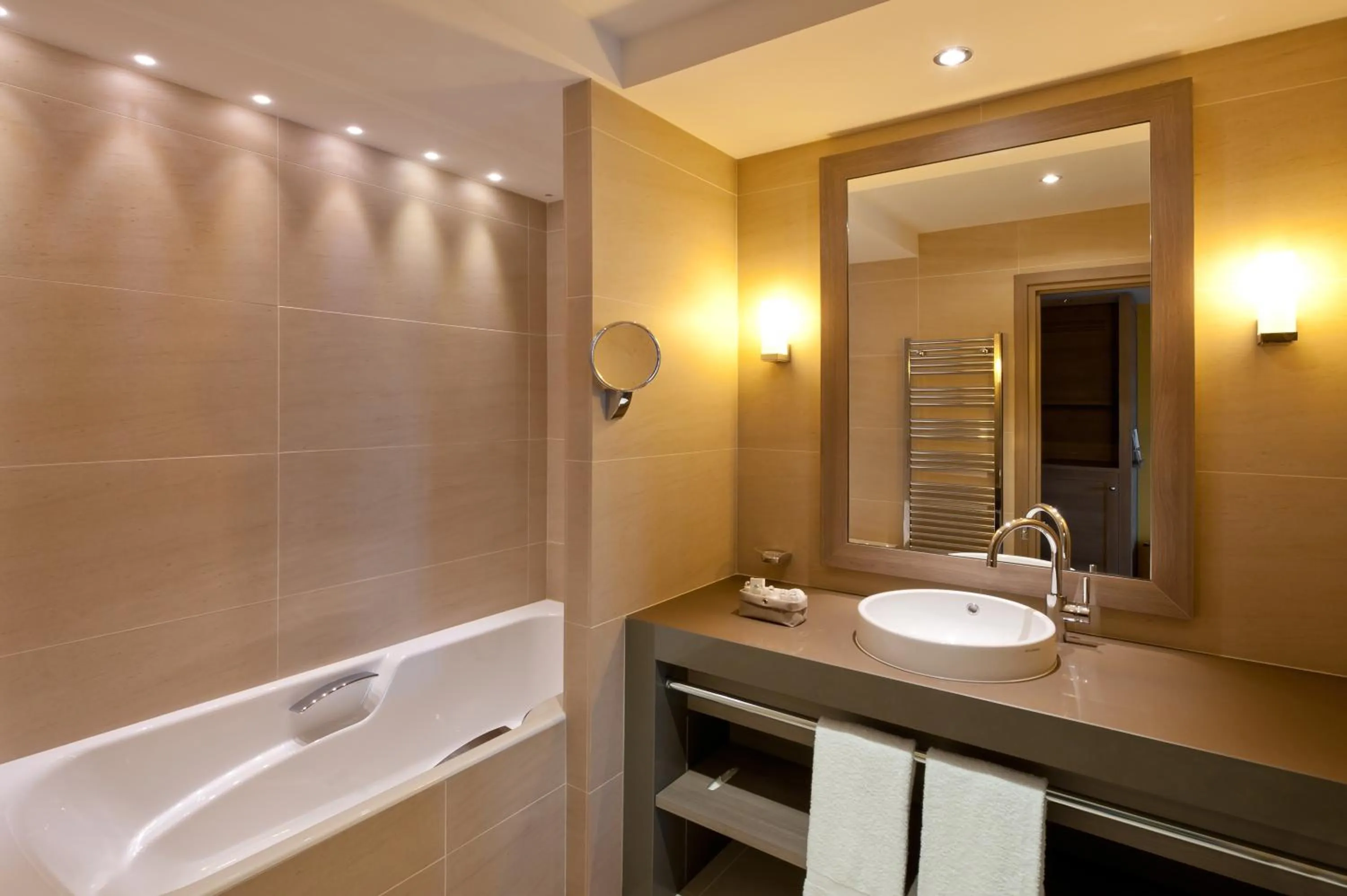 Bathroom in Hôtel Le Nouveau Monde