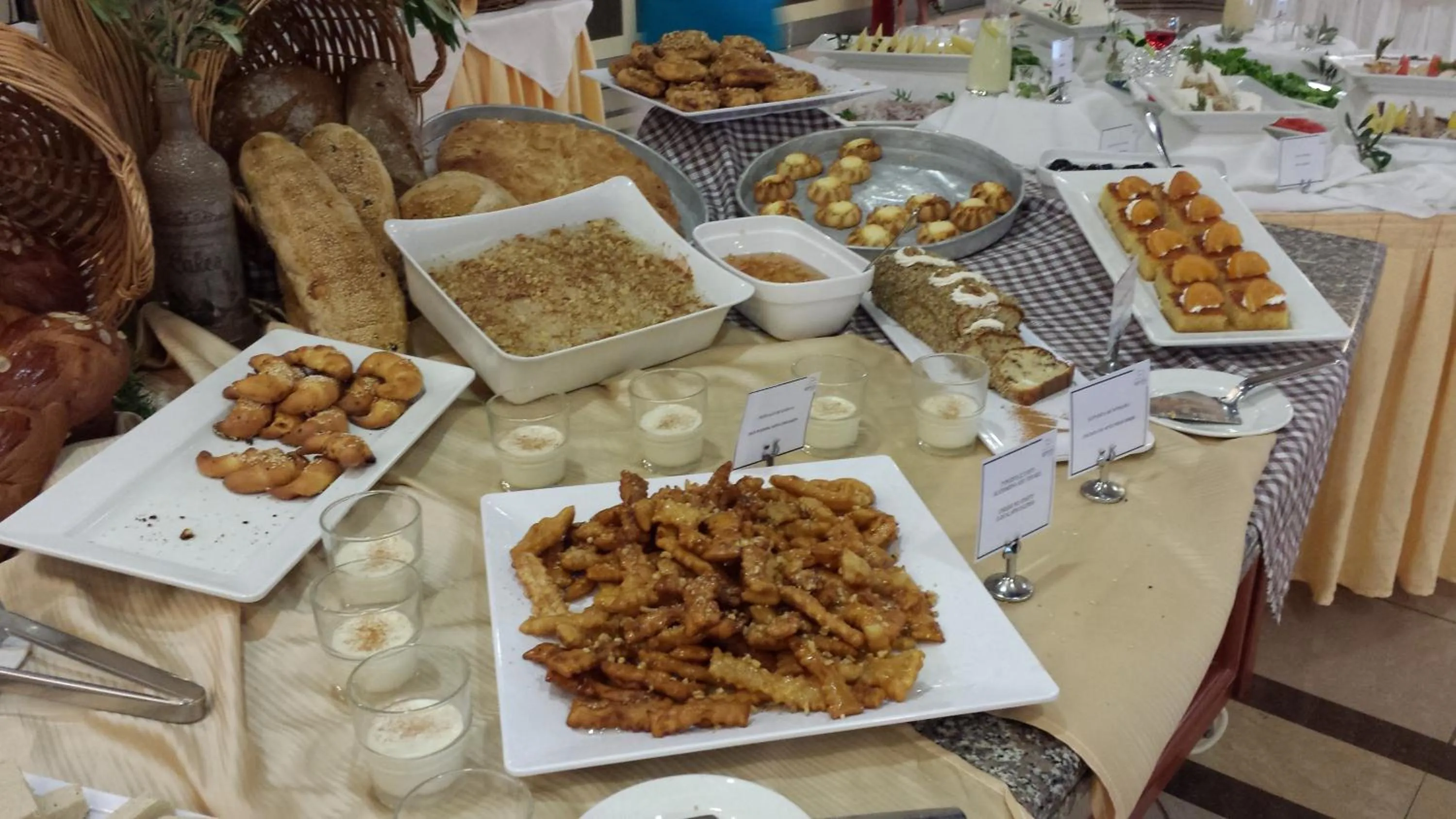 Restaurant/places to eat in Kipriotis Panorama Hotel & Suites