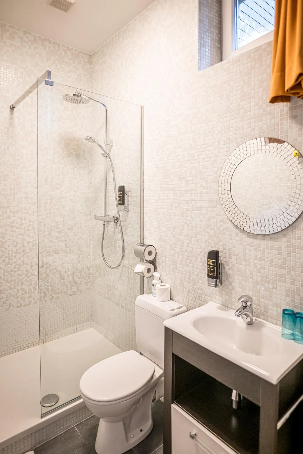 Shower in Hotel Urban Dreams