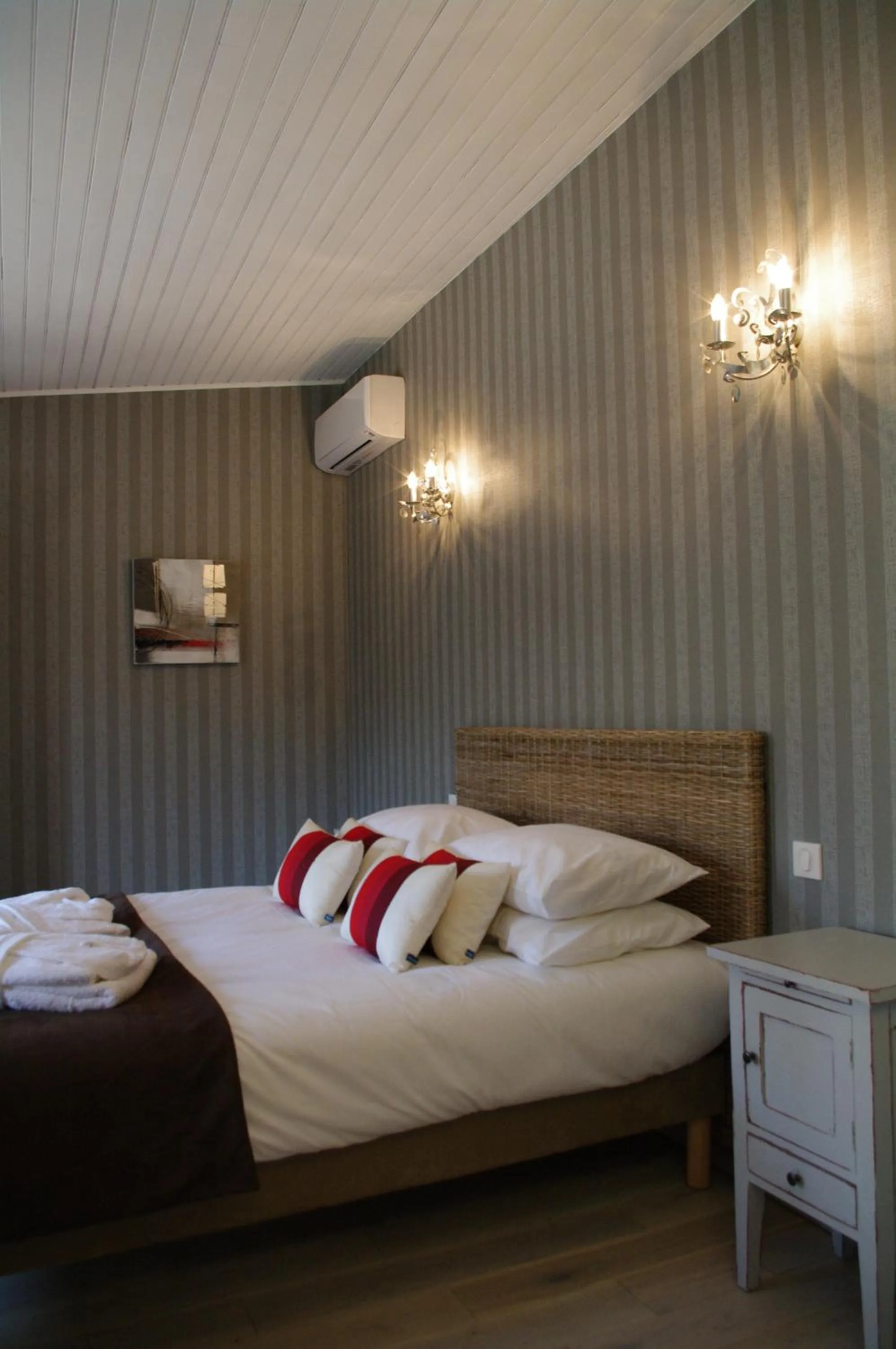 Bed in Chateau Le Vergel Authenac