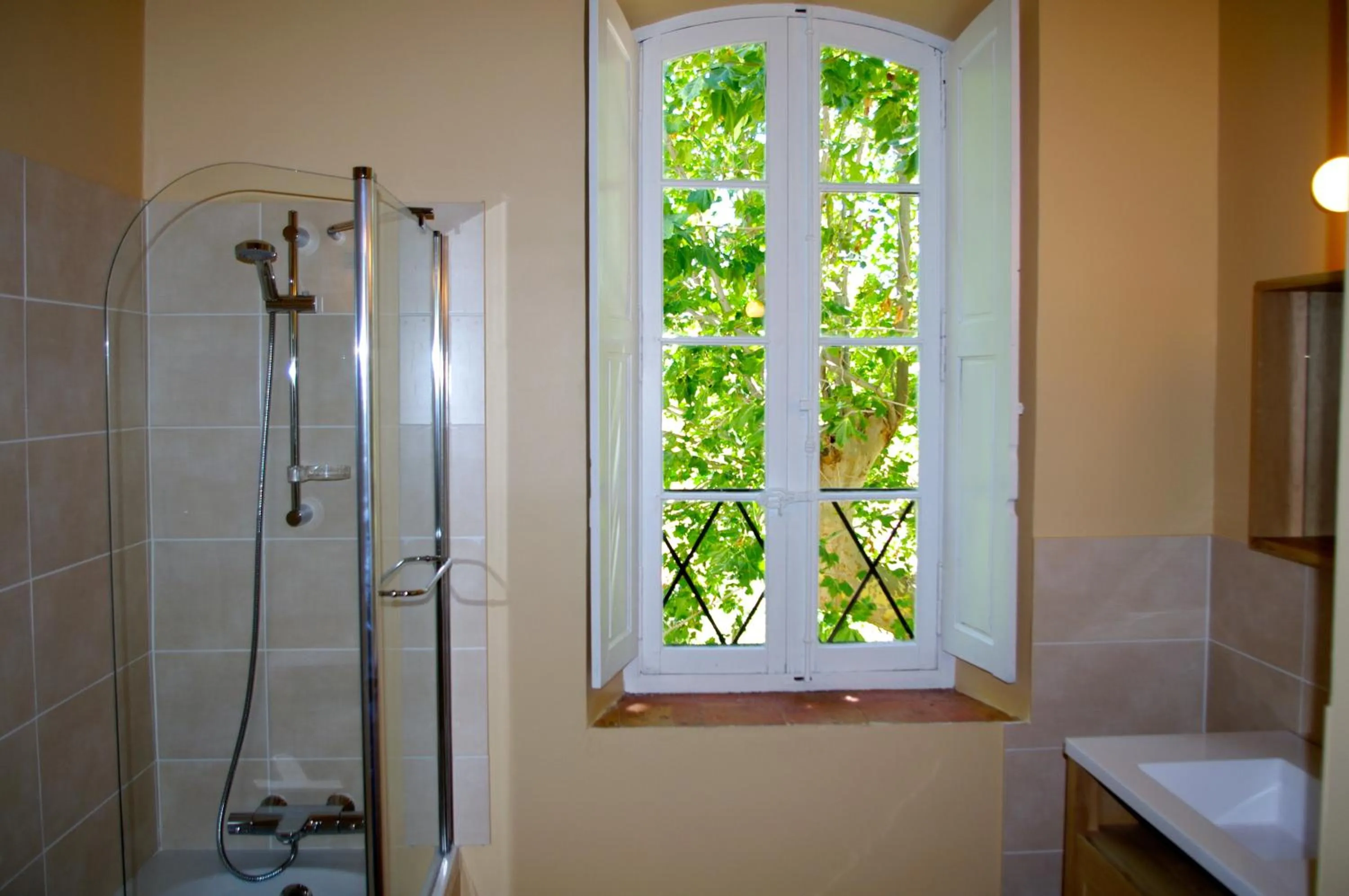 Bathroom in Chateau Le Vergel Authenac