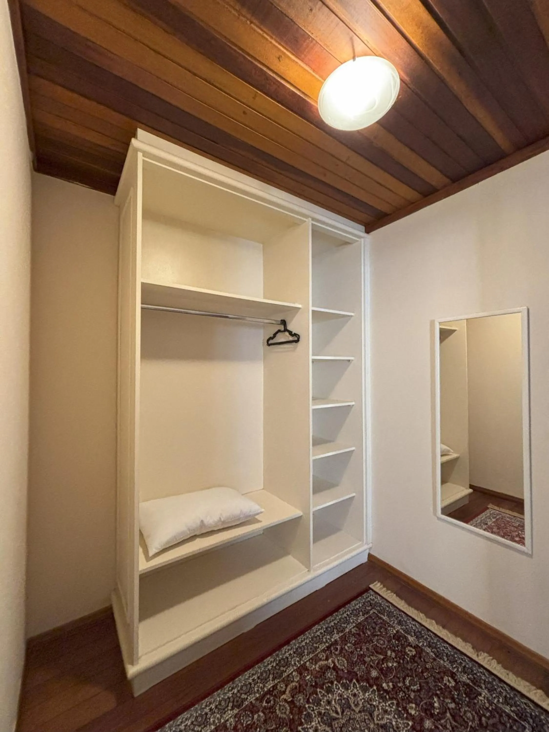 wardrobe, Bed in Pousada Portal das Cerejeiras - Be Happy Group