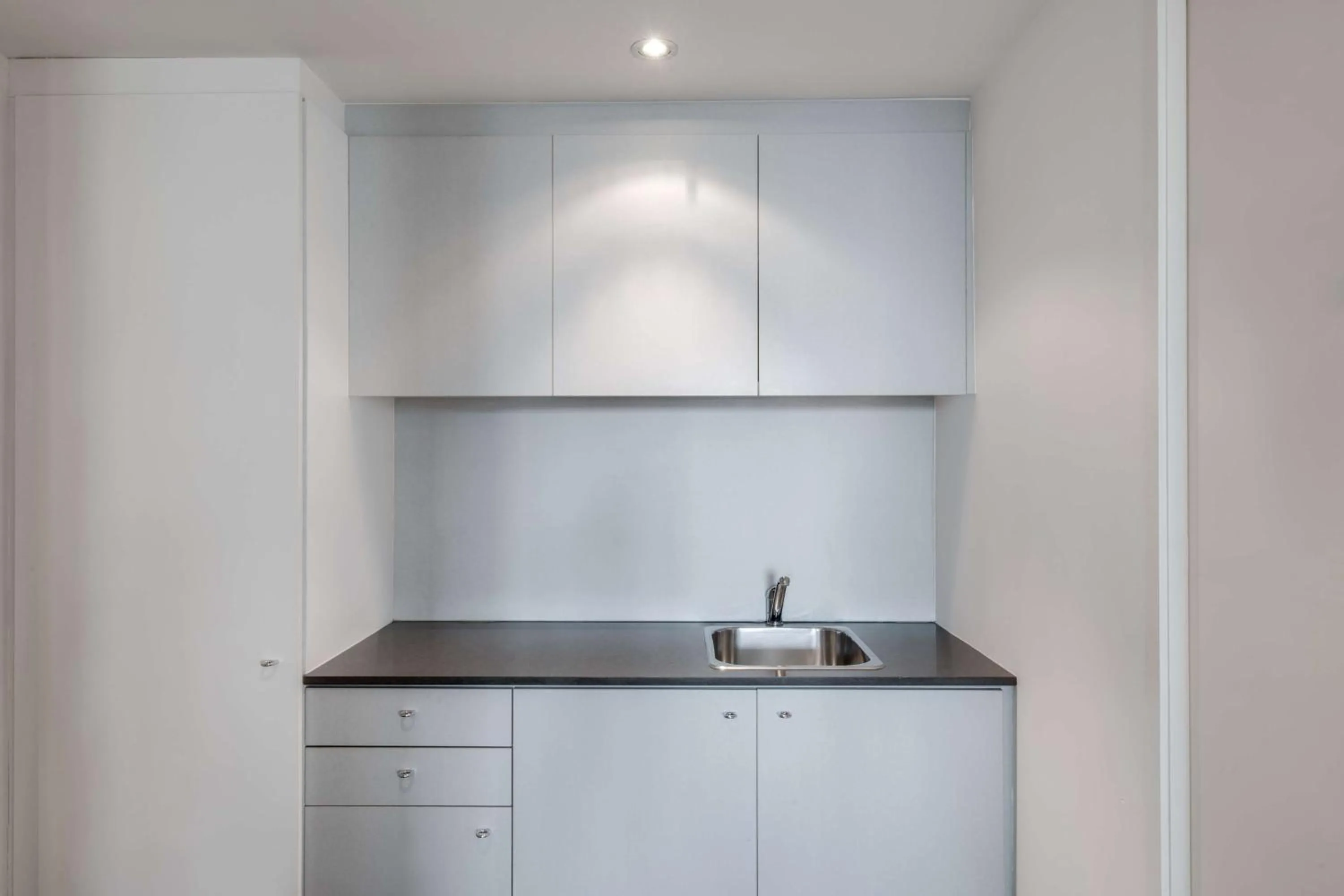 Kitchen or kitchenette in Adina Apartment Hotel Wollongong