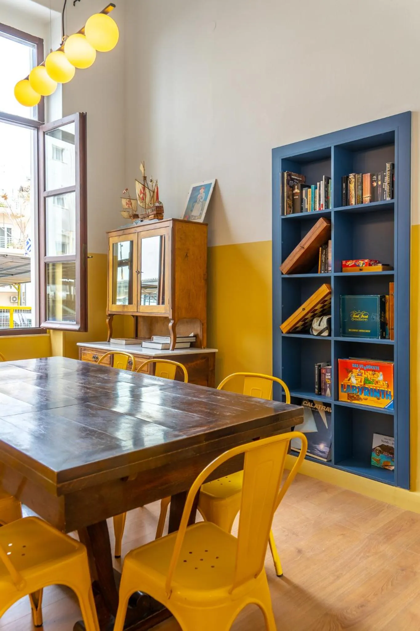 Library in Intra Muros Hostel