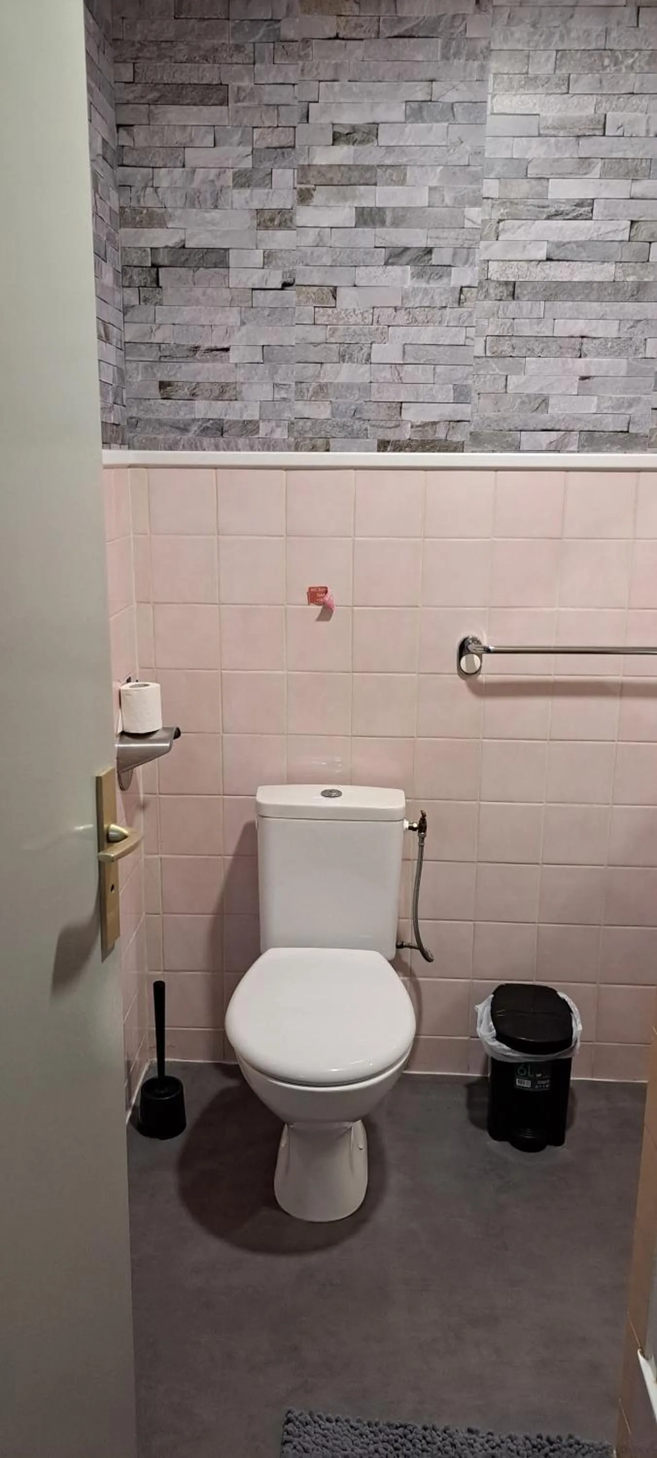 Toilet in Hôtel Restaurant Les Alizes Loriol Le Pouzin