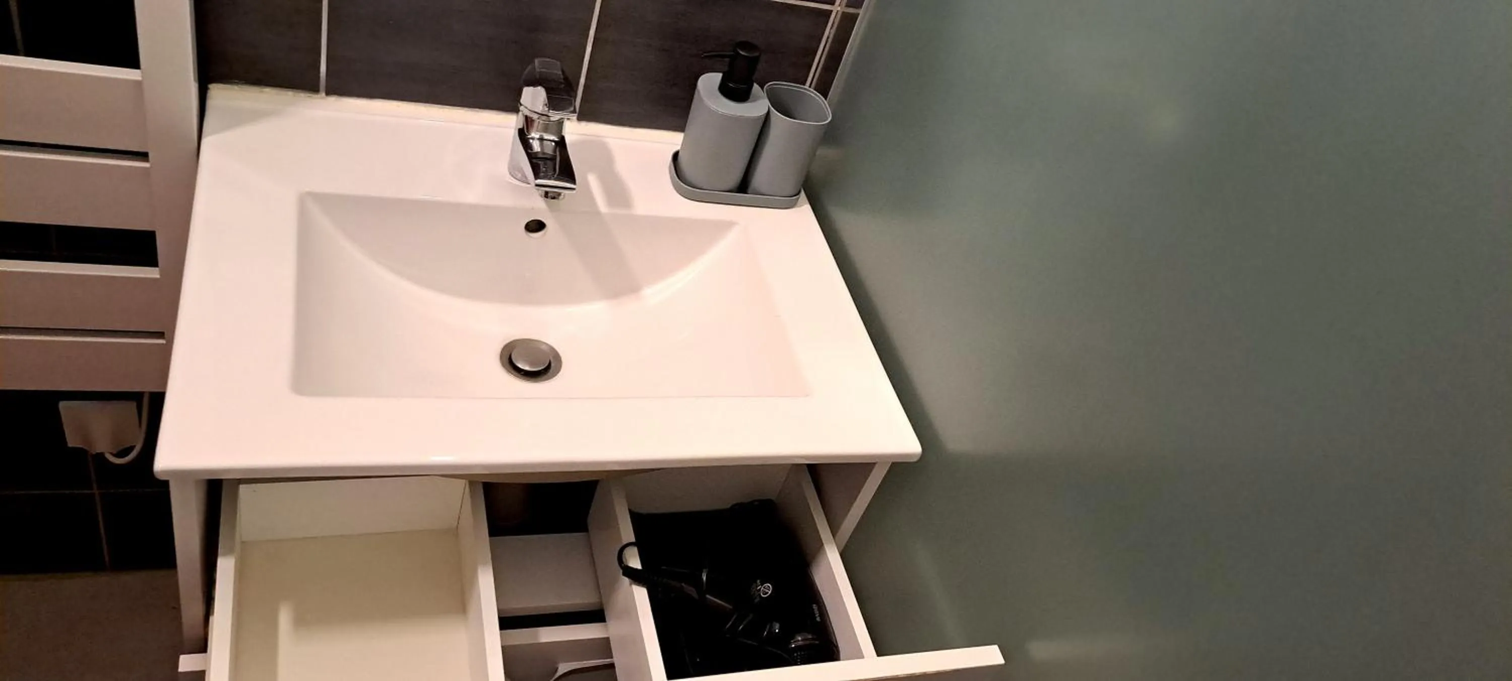 Bathroom in Hôtel Restaurant Les Alizes Loriol Le Pouzin