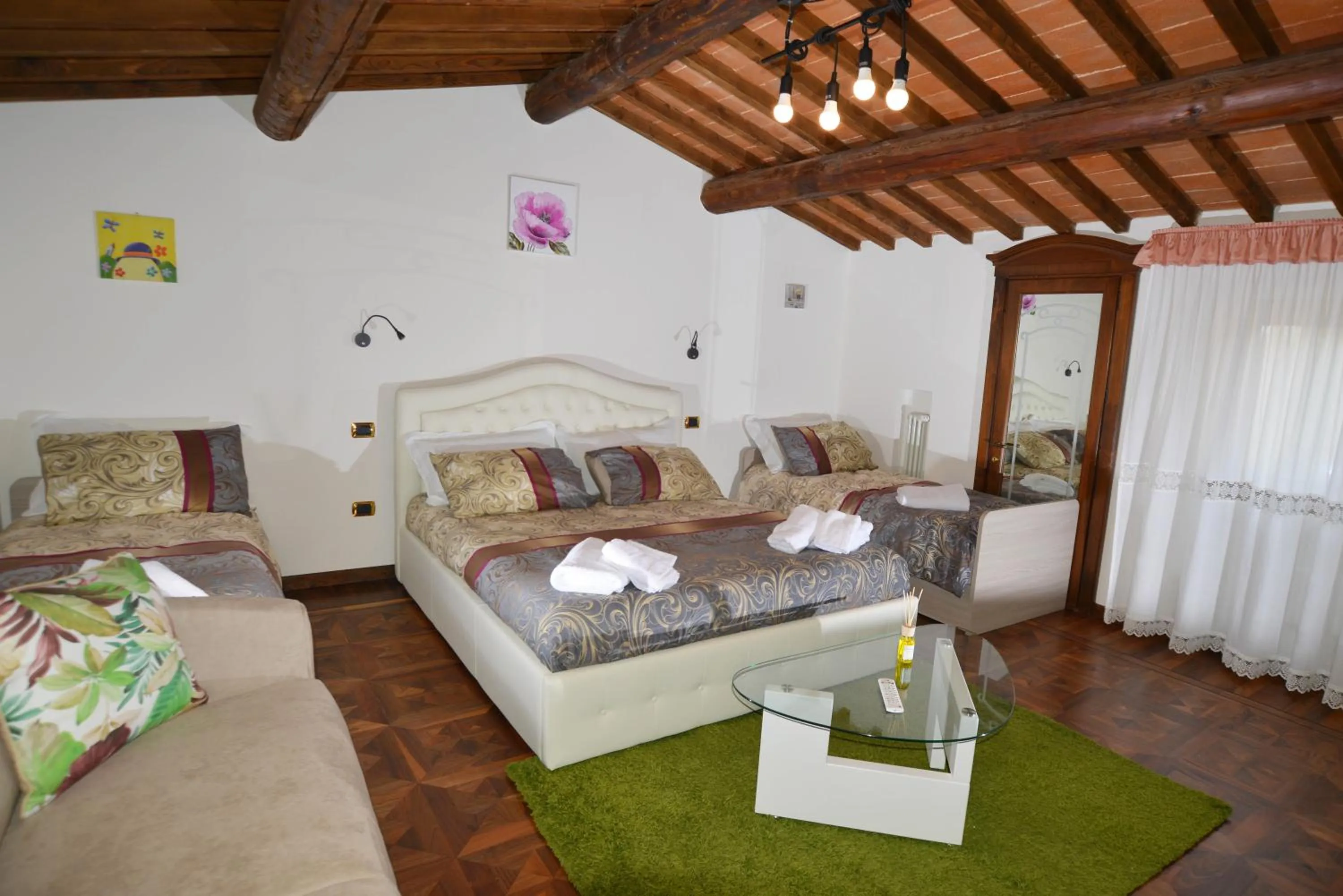 Photo of the whole room, Bed in La Valle di Anna