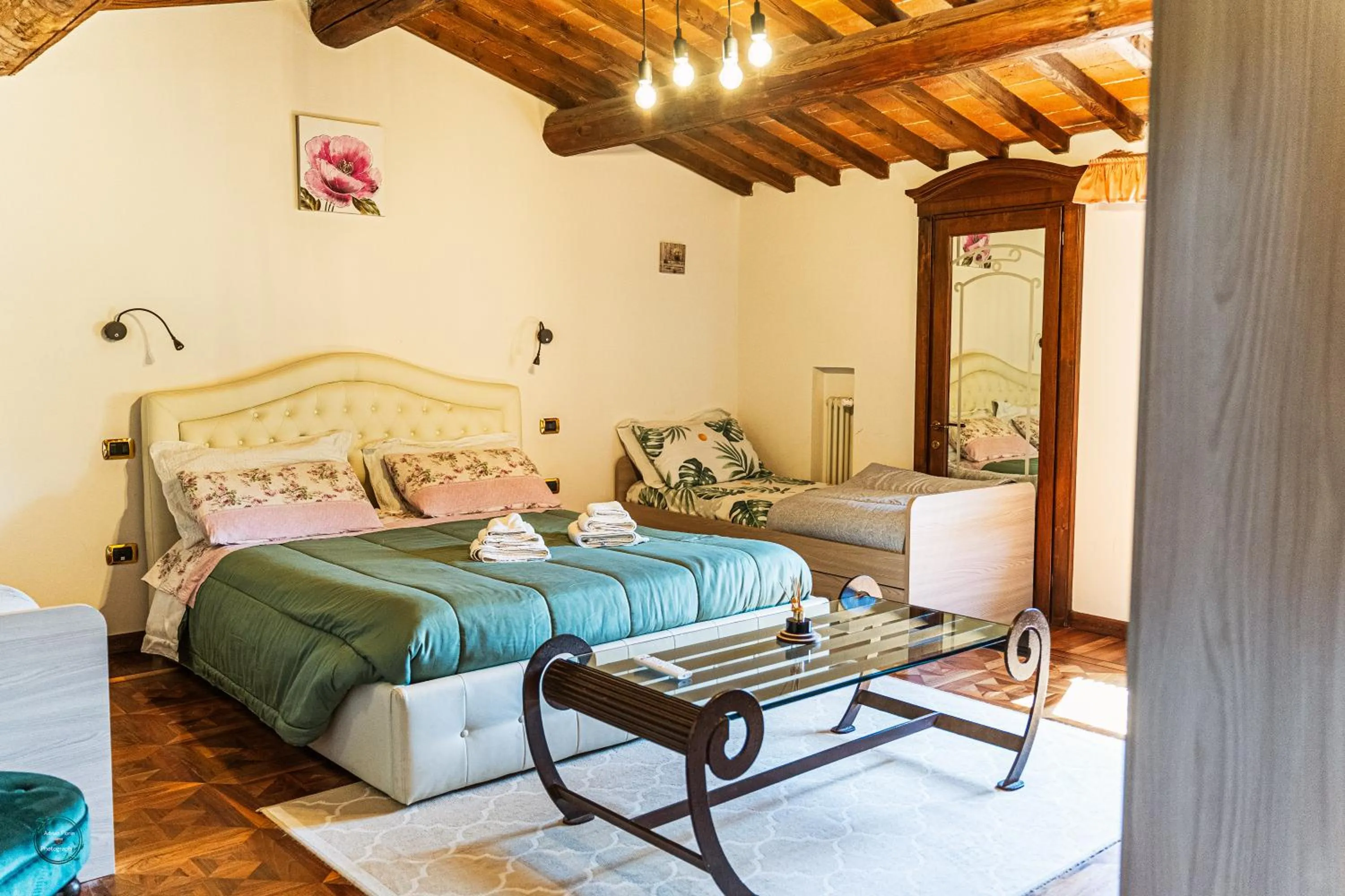 Photo of the whole room, Bed in La Valle di Anna