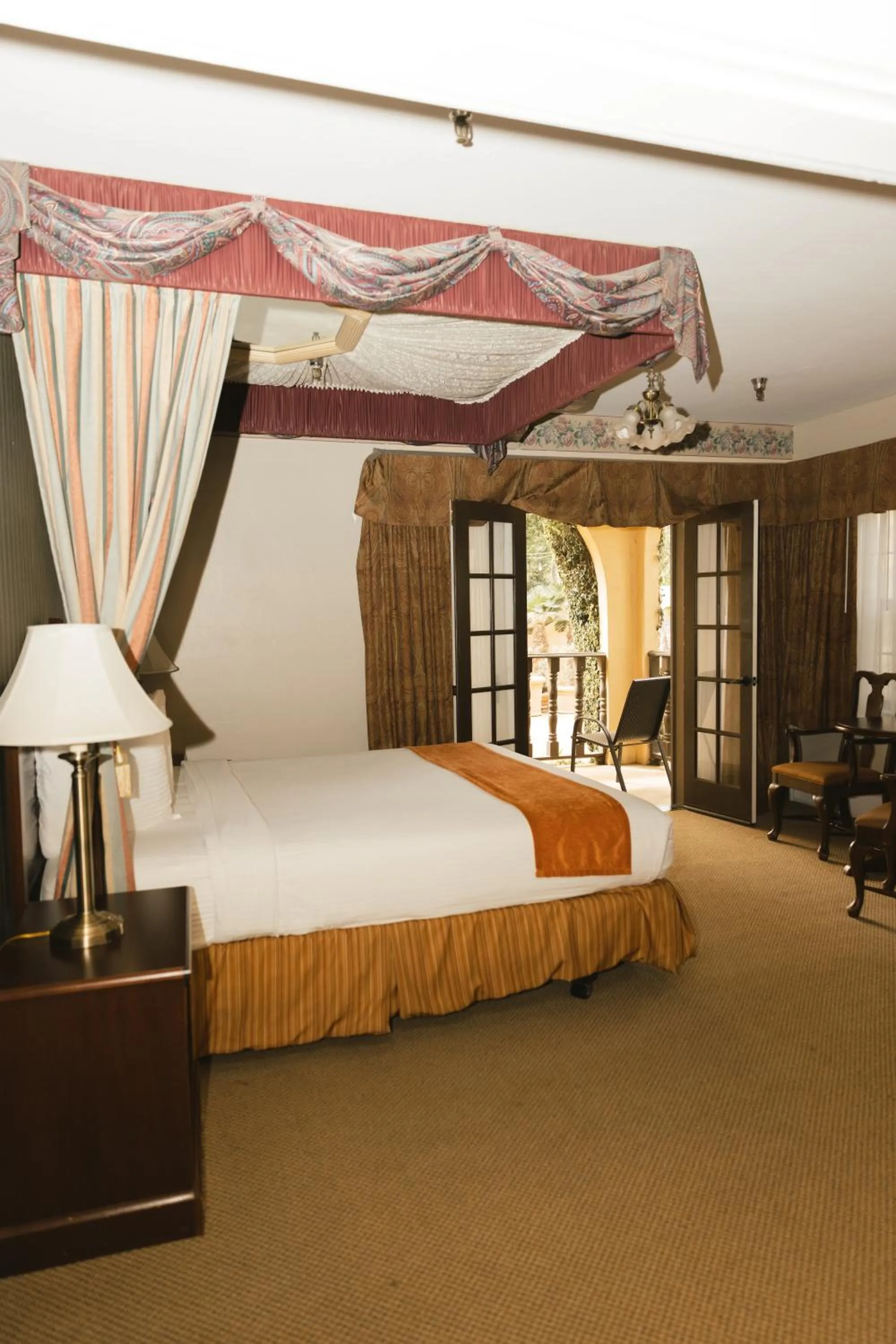 Bed in Historic Santa Maria Inn