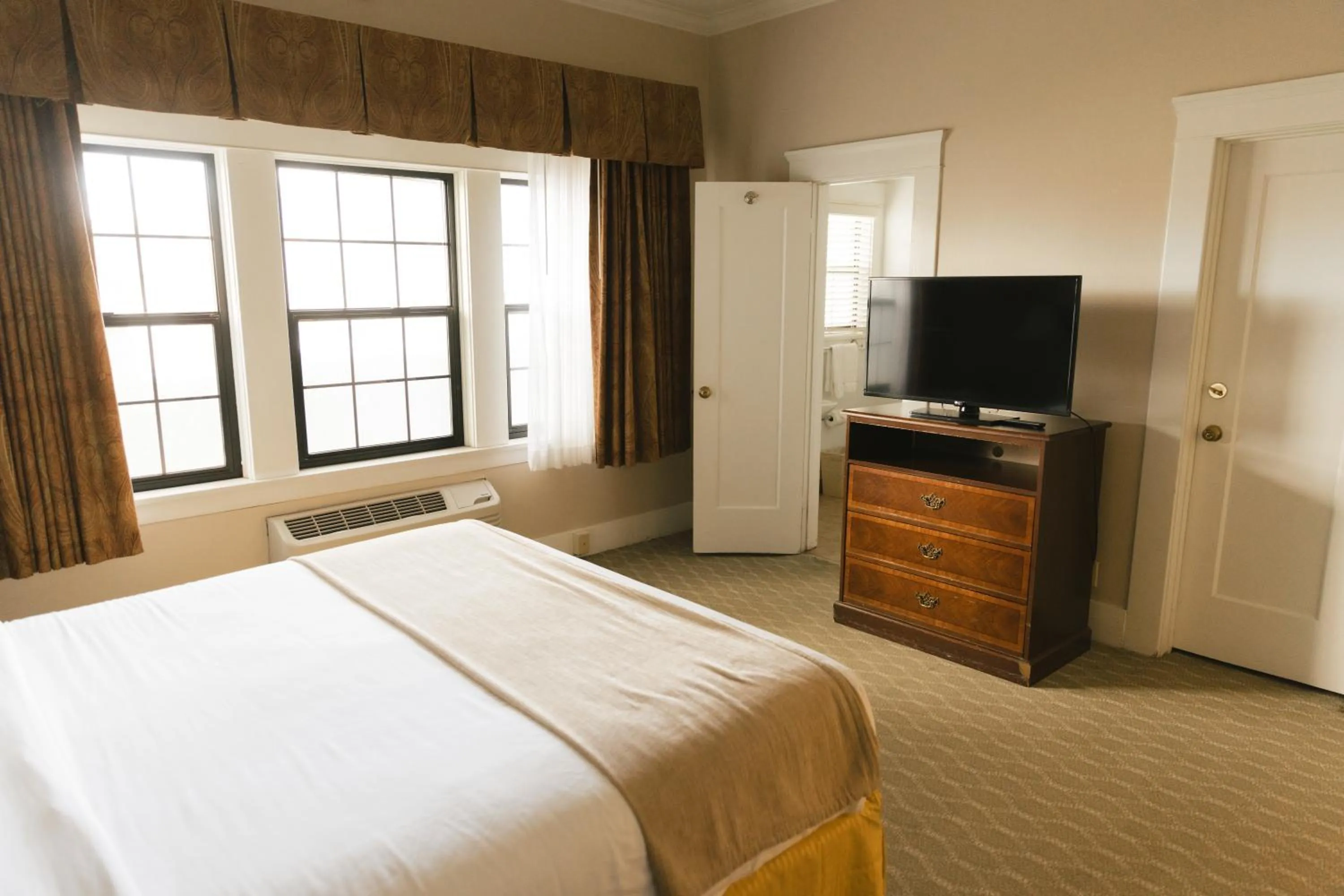 TV and multimedia, Bed in Historic Santa Maria Inn