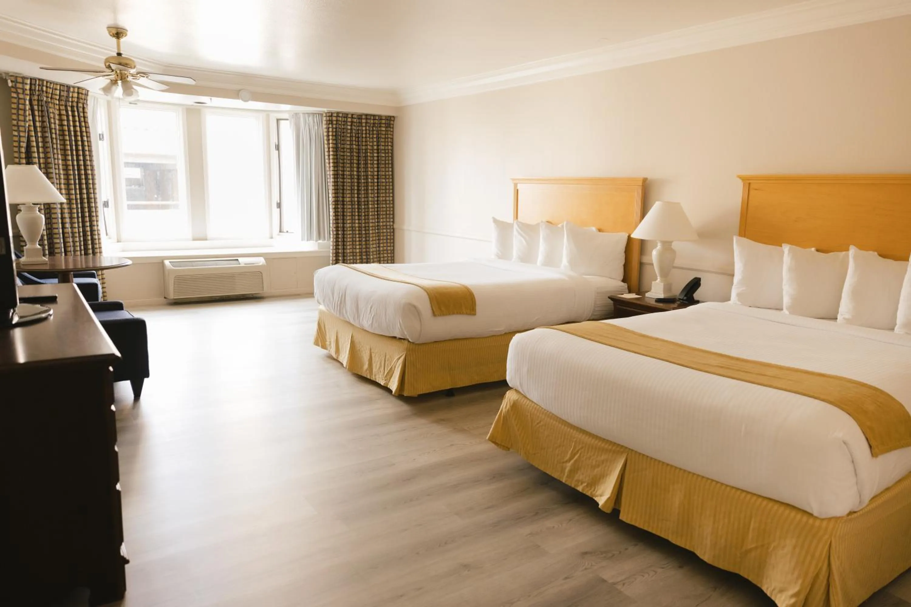 Bed in Historic Santa Maria Inn