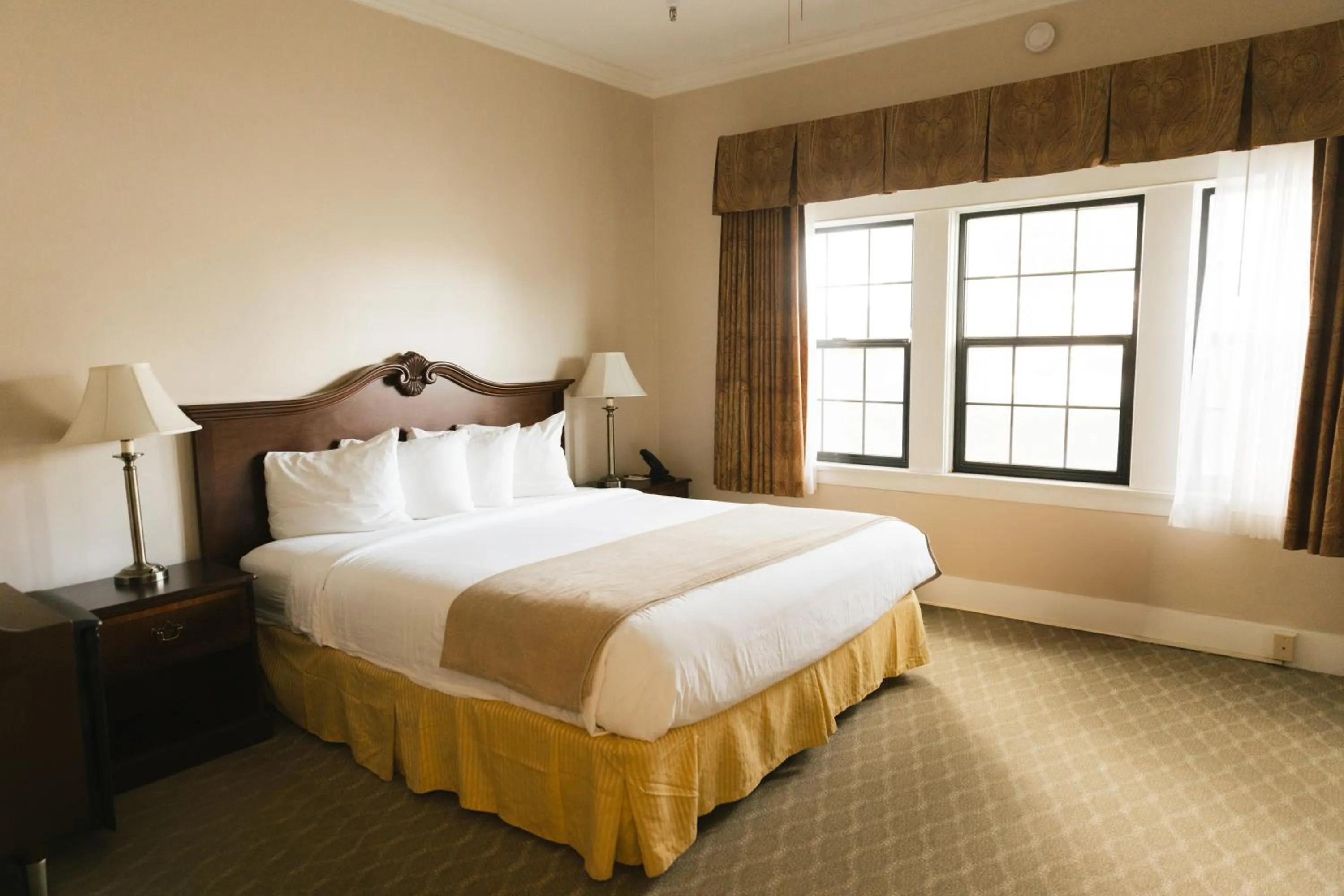 Bed in Historic Santa Maria Inn