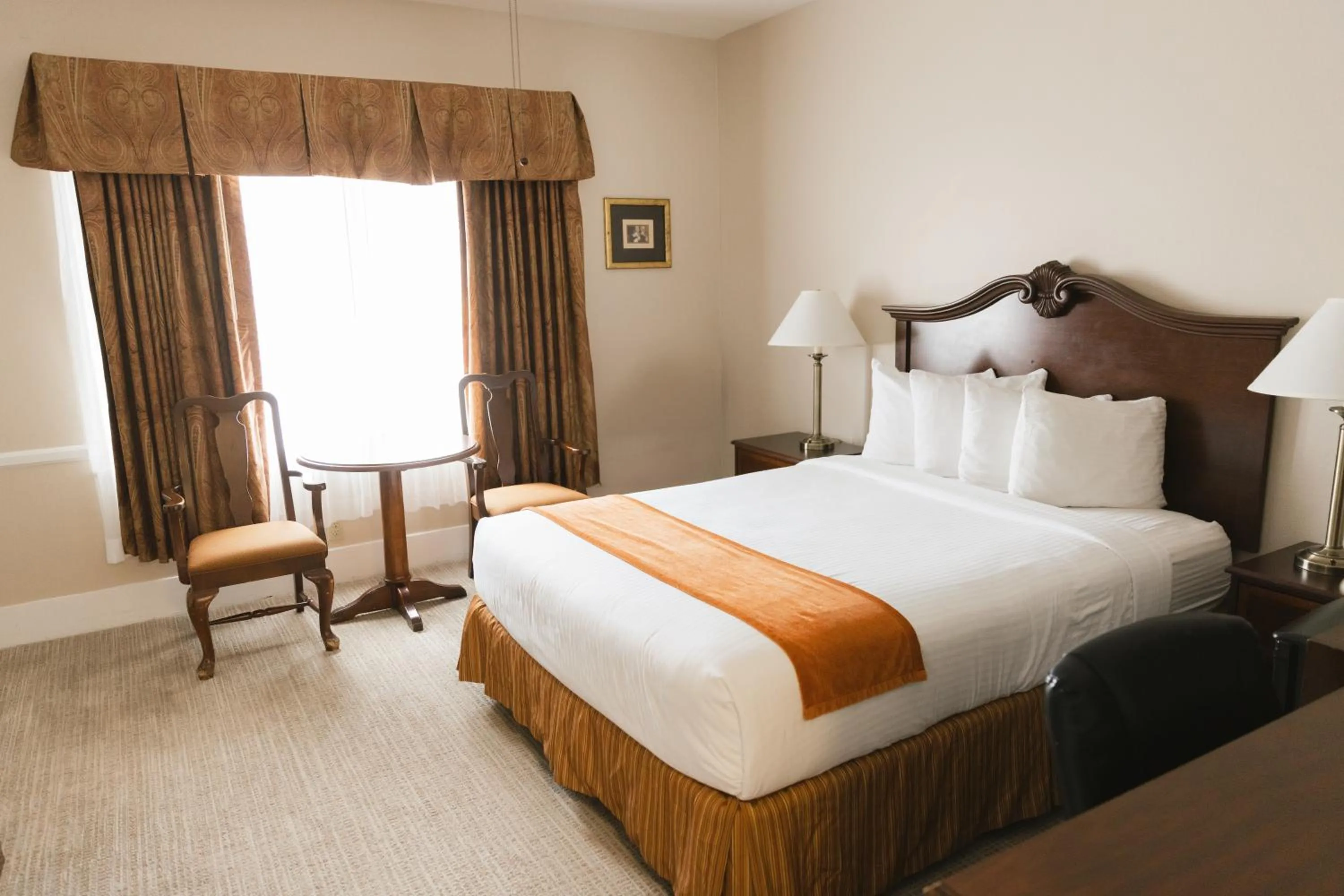 Bed in Historic Santa Maria Inn