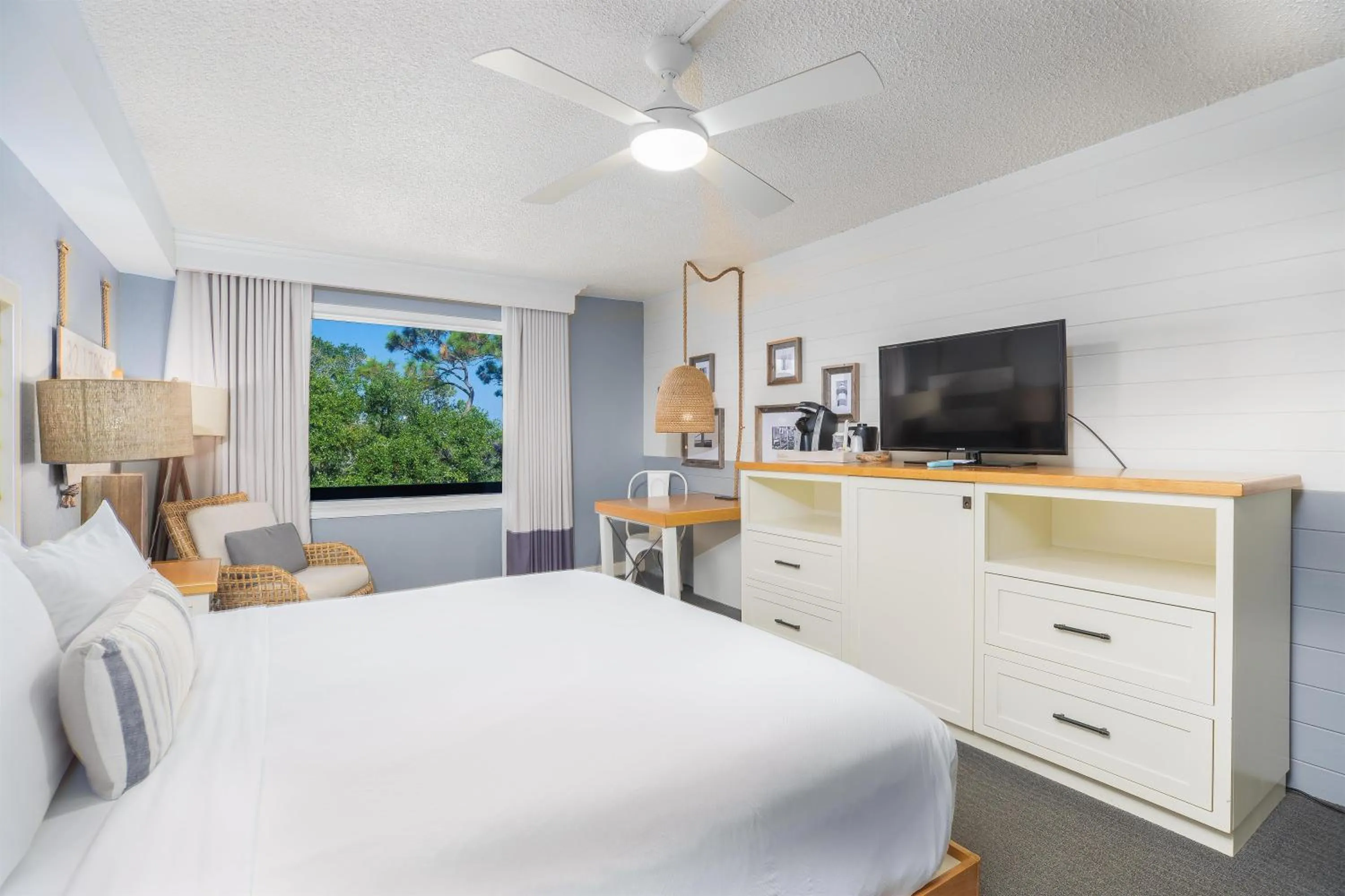 Bedroom, Bed in Beach House Resort Hilton Head Island