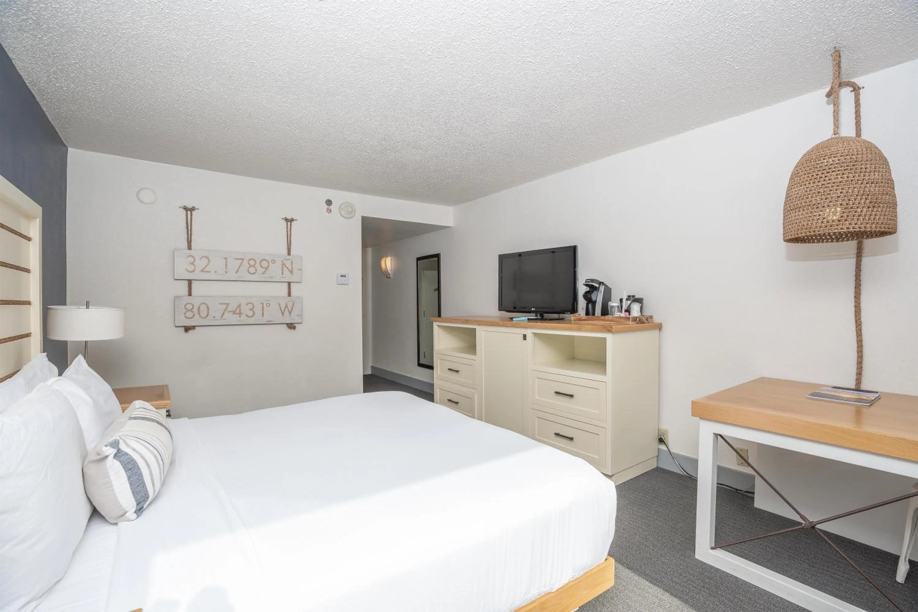 Bedroom, Bed in Beach House Resort Hilton Head Island