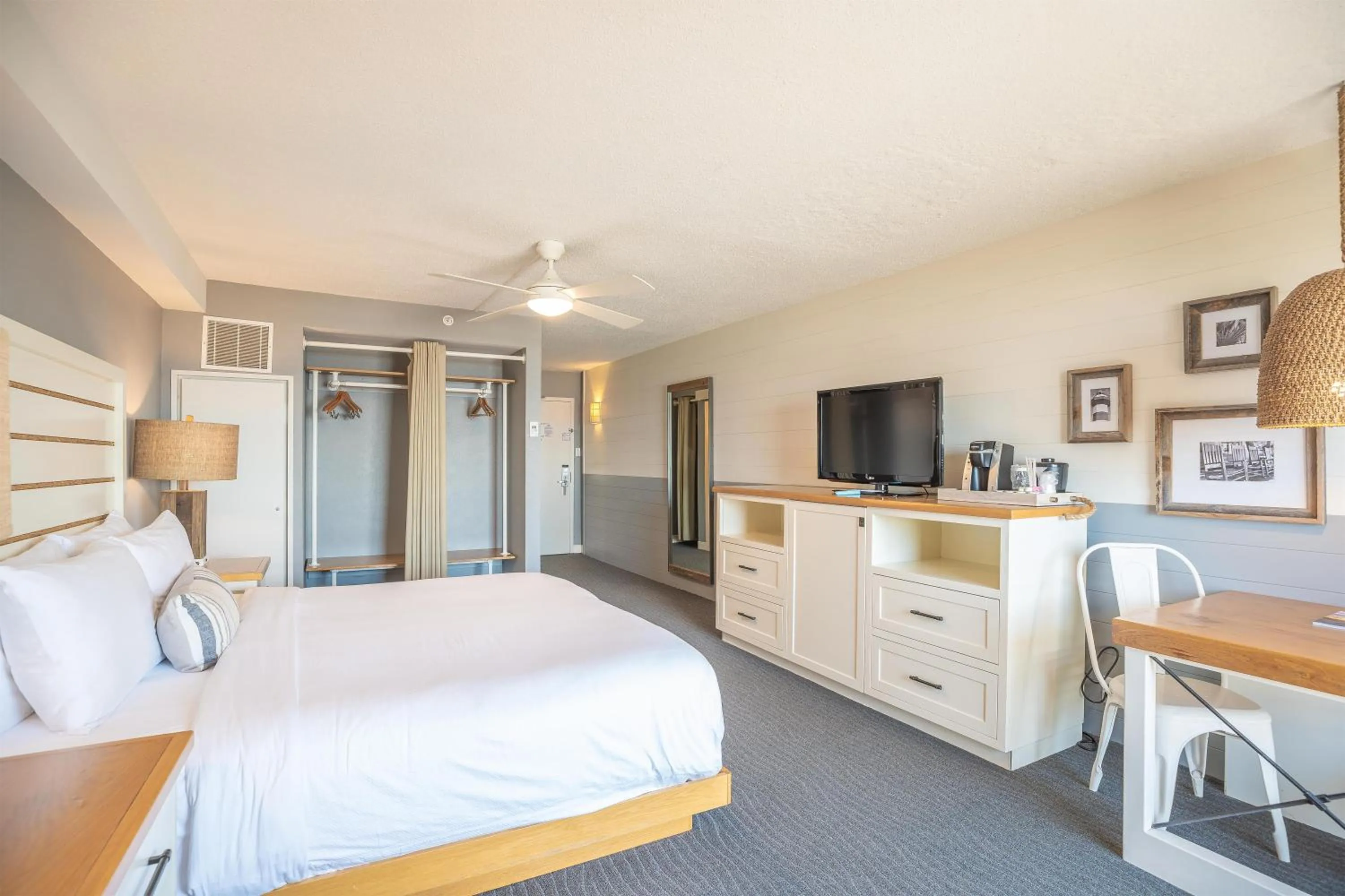 Bedroom, Bed in Beach House Resort Hilton Head Island