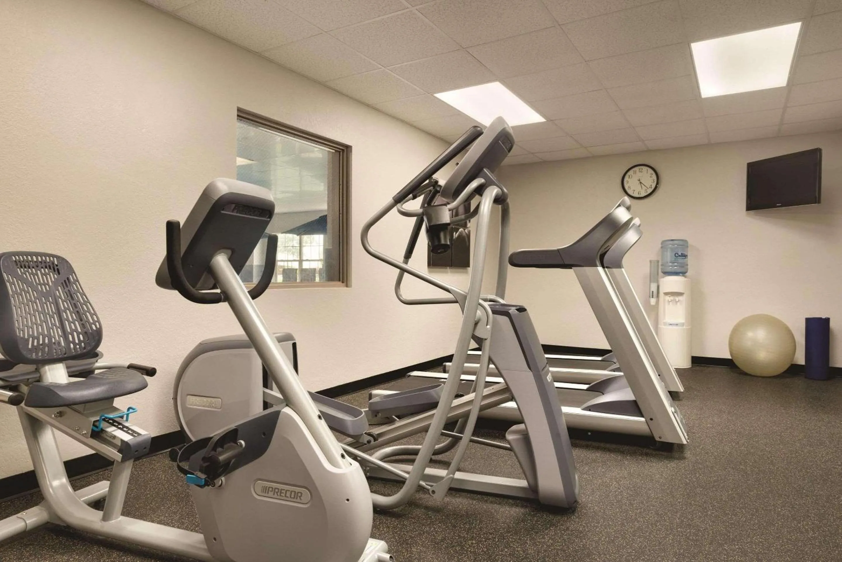 Fitness centre/facilities in Country Inn & Suites by Radisson, Coralville, IA