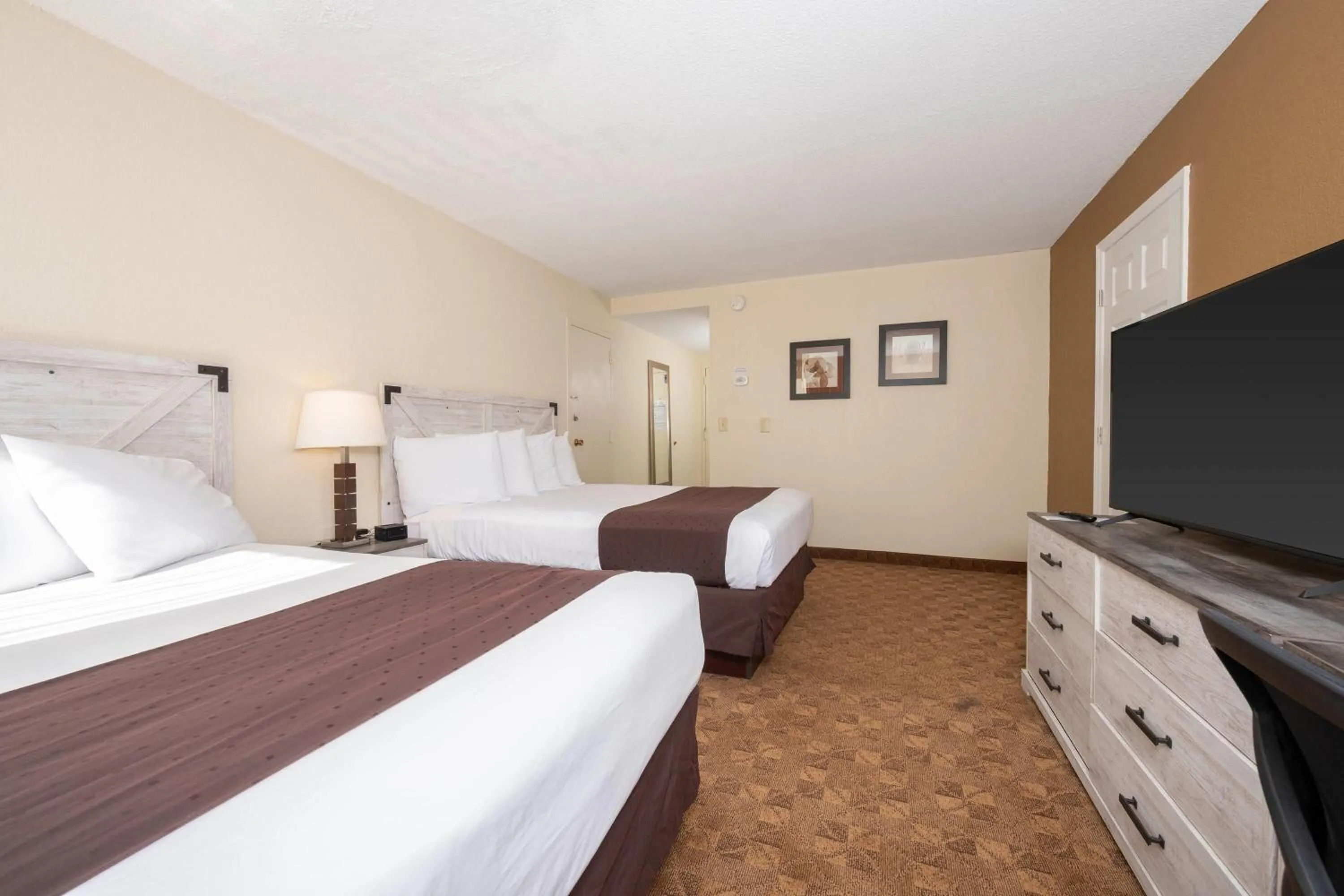 Photo of the whole room, Bed in Village Inn Clemmons-Winston Salem, Trademark by Wyndham