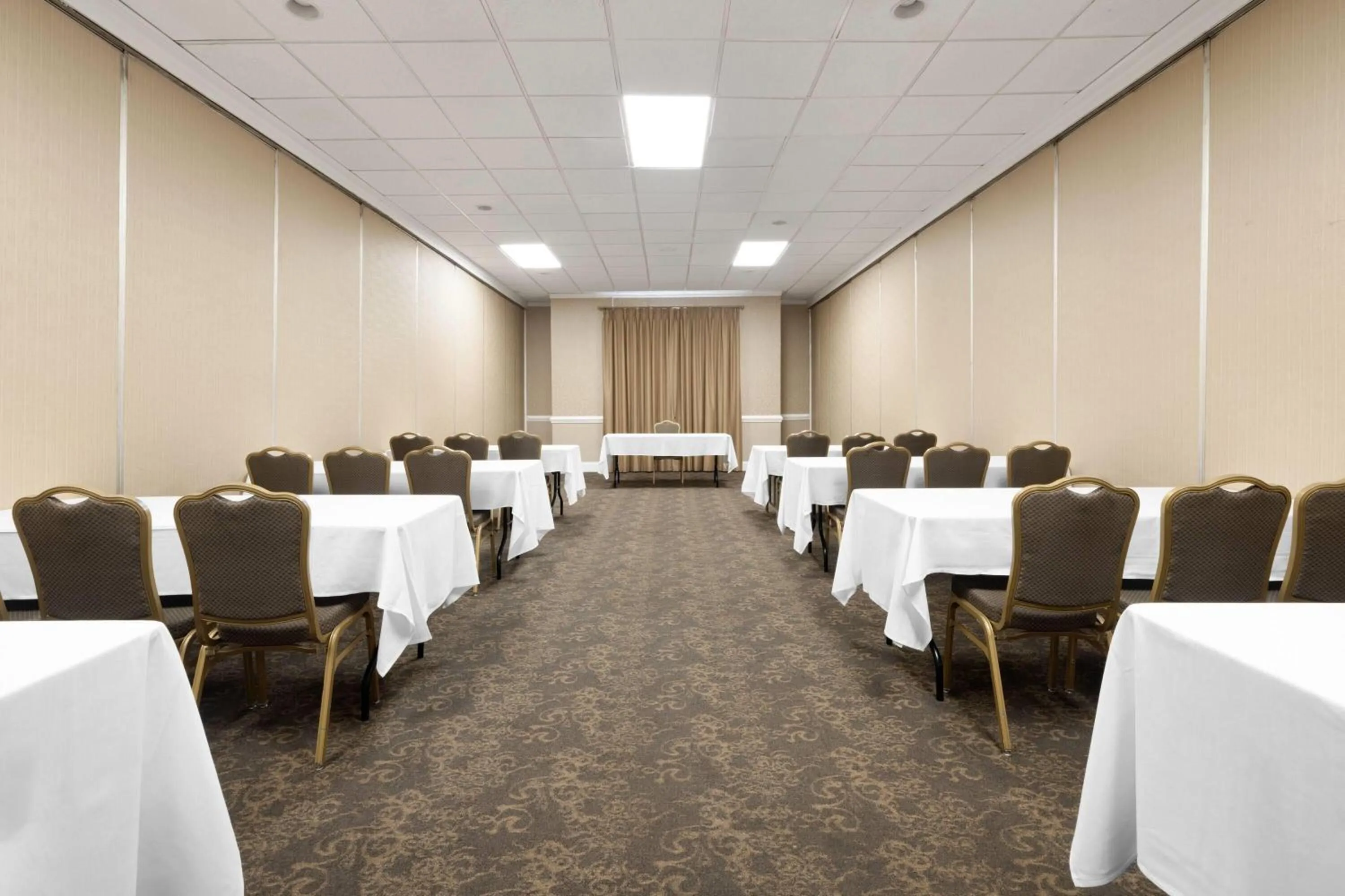 Meeting/conference room in Village Inn Clemmons-Winston Salem, Trademark by Wyndham
