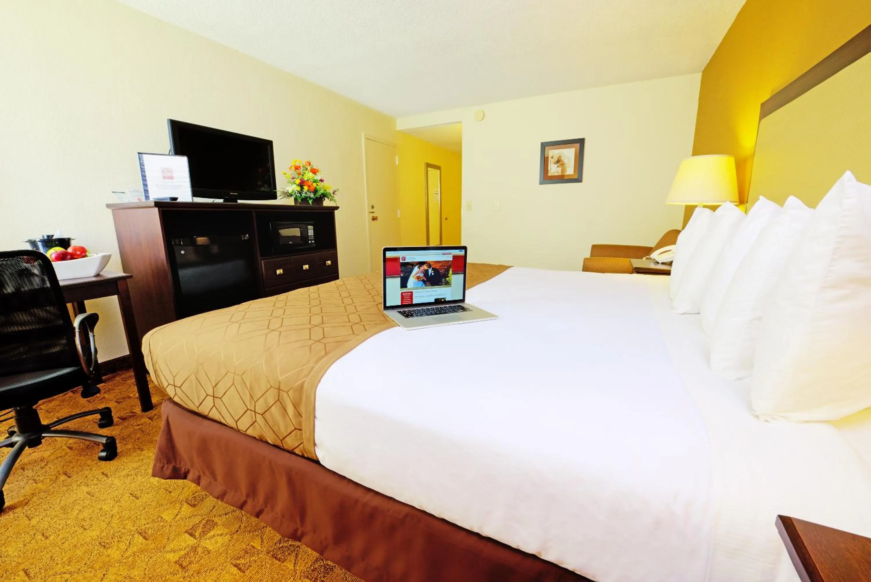 Bedroom, Bed in Village Inn Clemmons-Winston Salem, Trademark by Wyndham