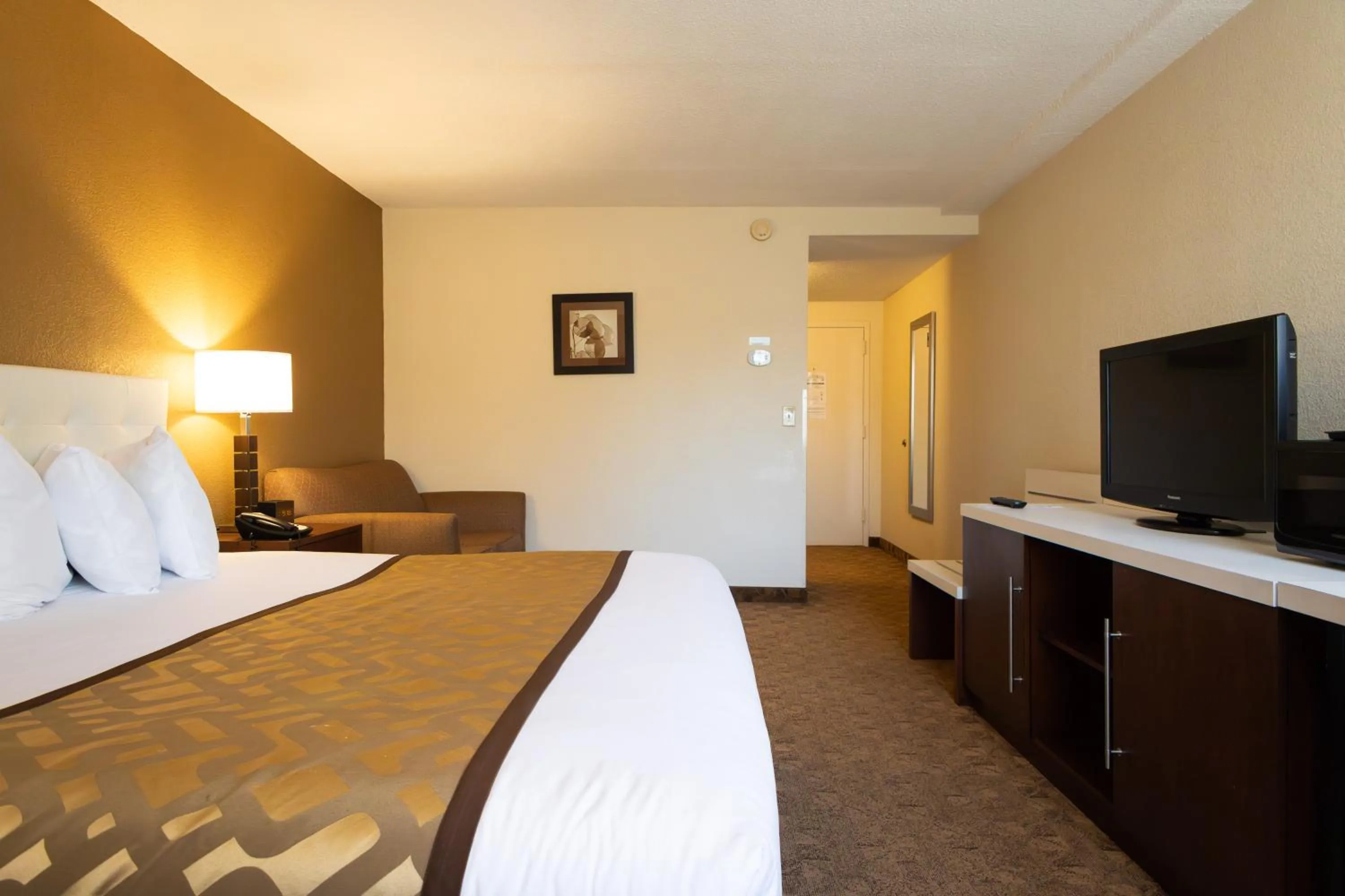 Bedroom, Bed in Village Inn Clemmons-Winston Salem, Trademark by Wyndham