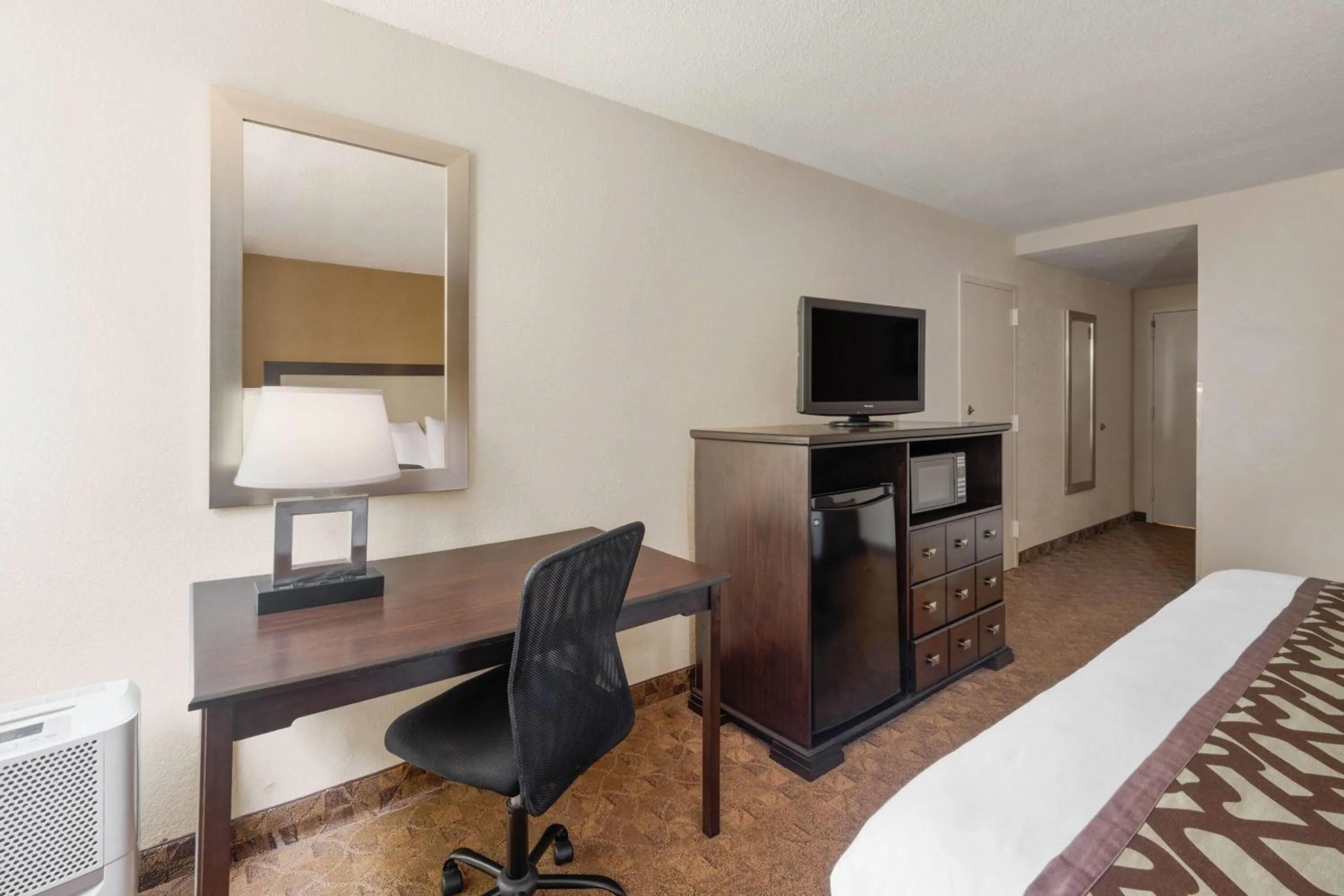 Photo of the whole room, Bed in Village Inn Clemmons-Winston Salem, Trademark by Wyndham