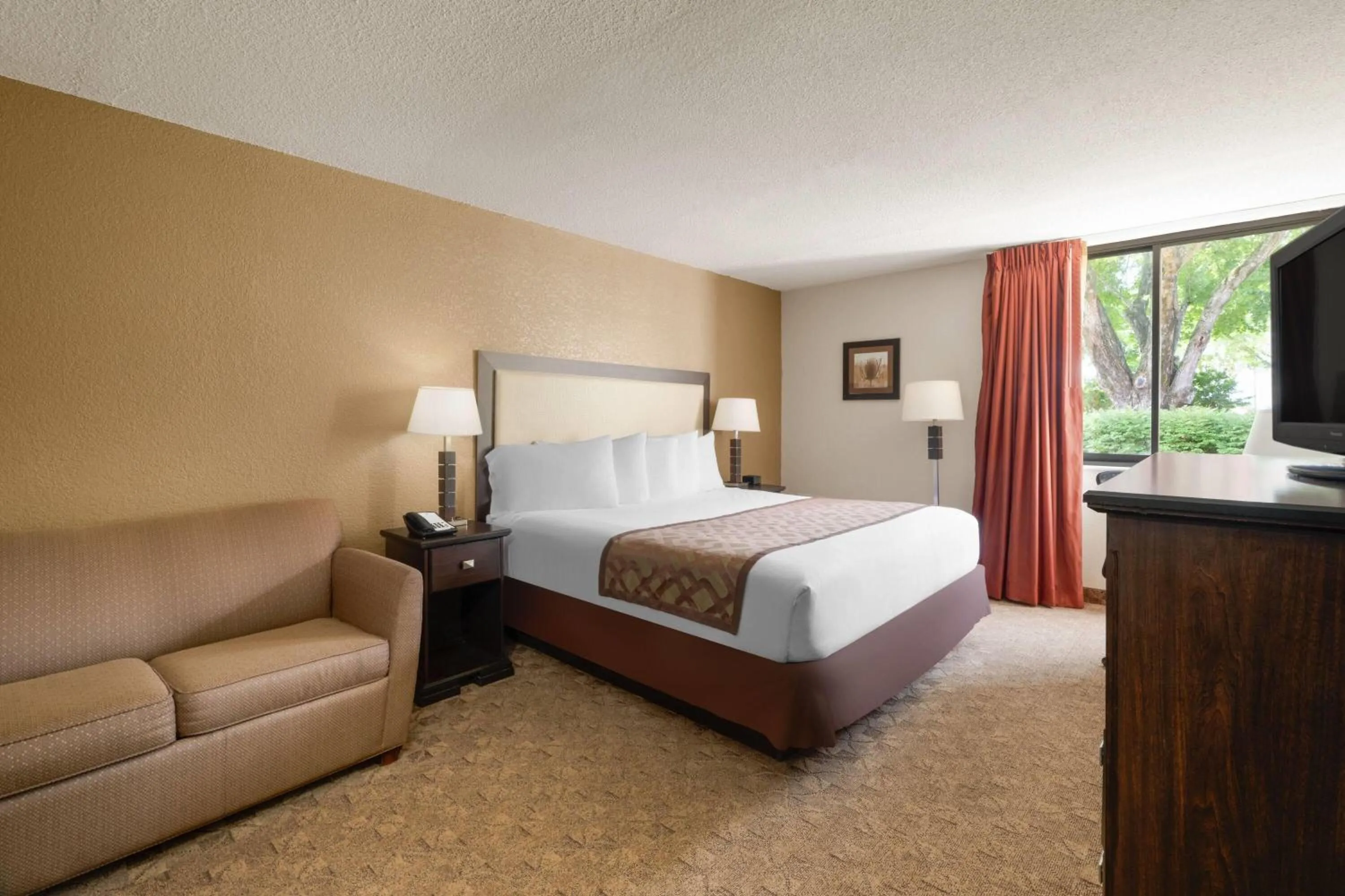 Photo of the whole room, Bed in Village Inn Clemmons-Winston Salem, Trademark by Wyndham
