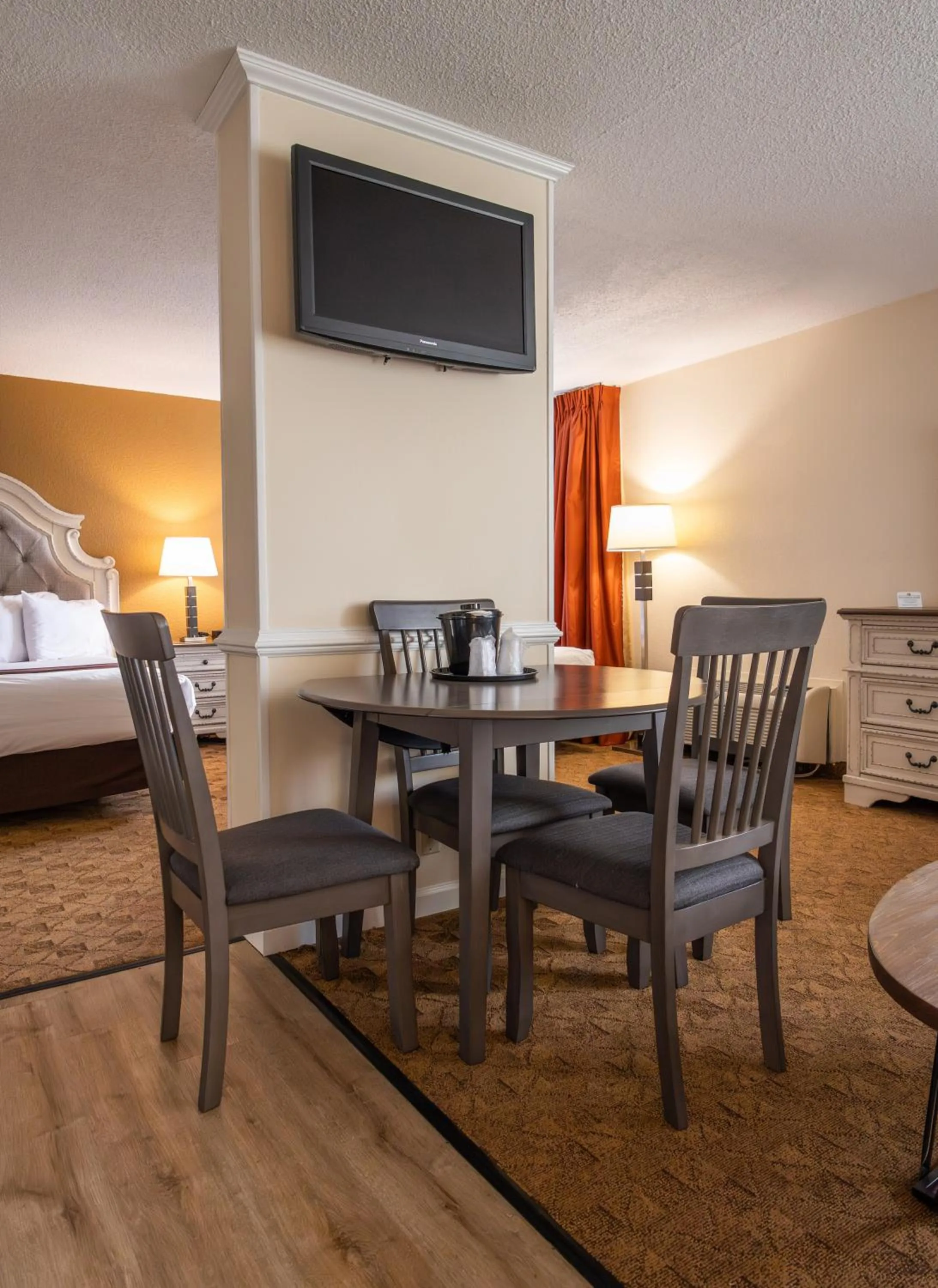 Dining area, Bed in Village Inn Clemmons-Winston Salem, Trademark by Wyndham