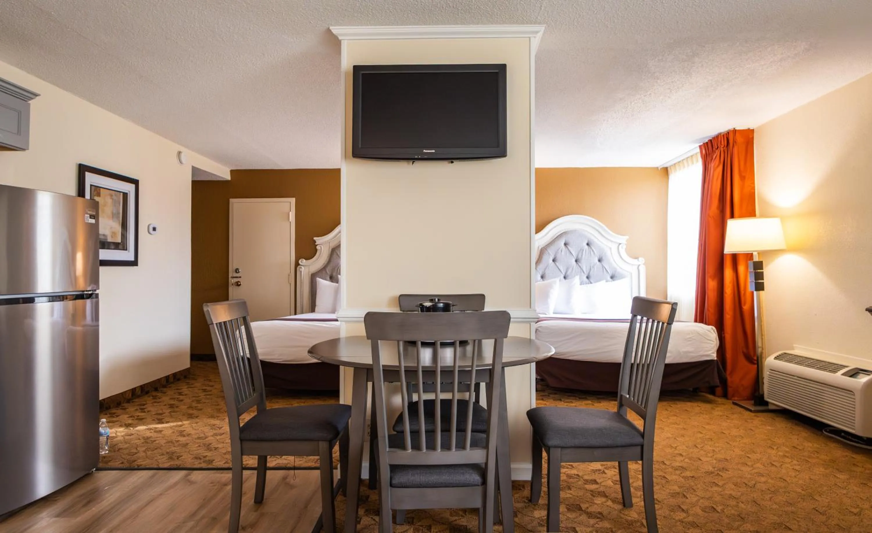 Dining area in Village Inn Clemmons-Winston Salem, Trademark by Wyndham