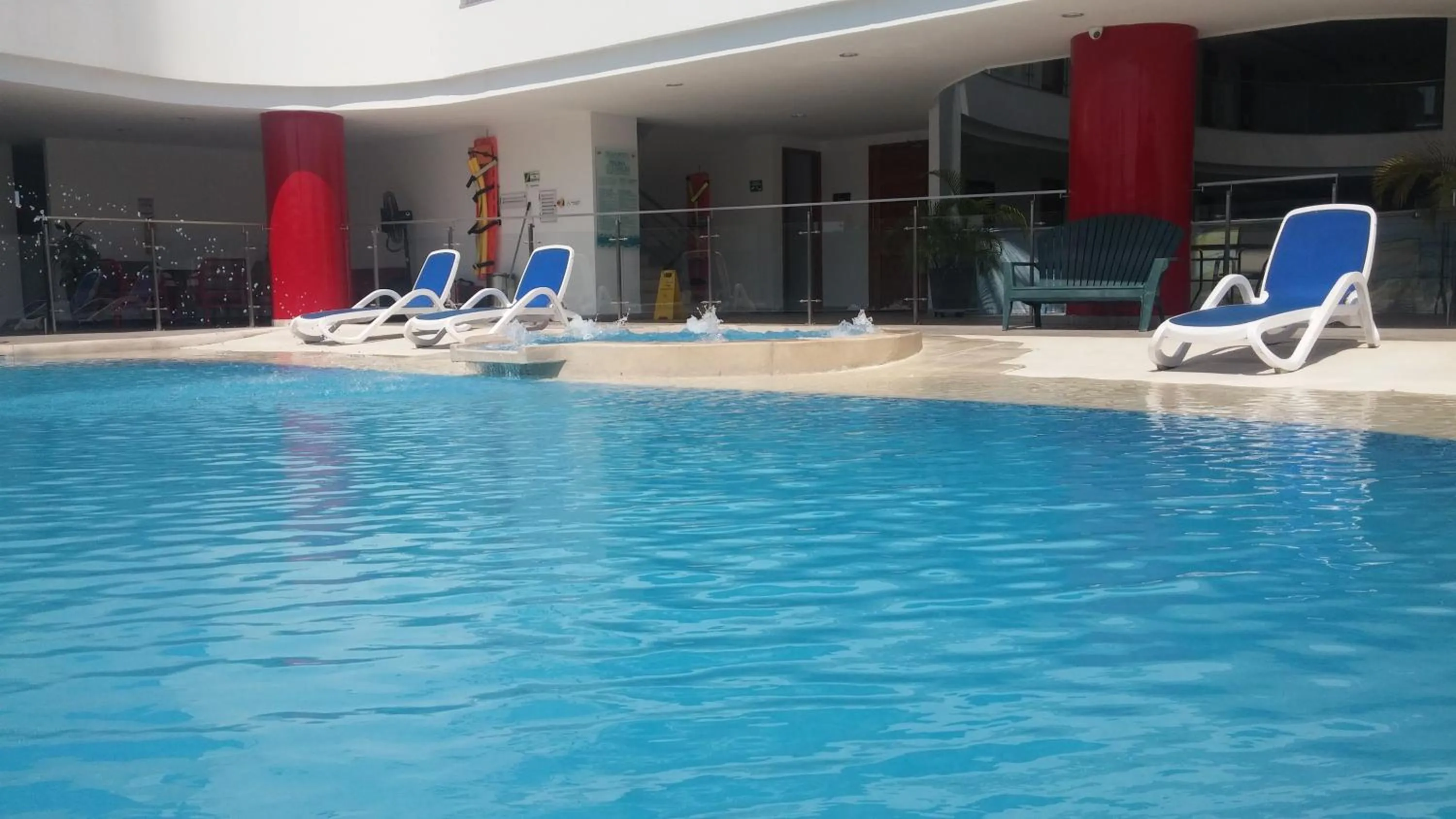 Swimming pool in Hotel Atrium Plaza
