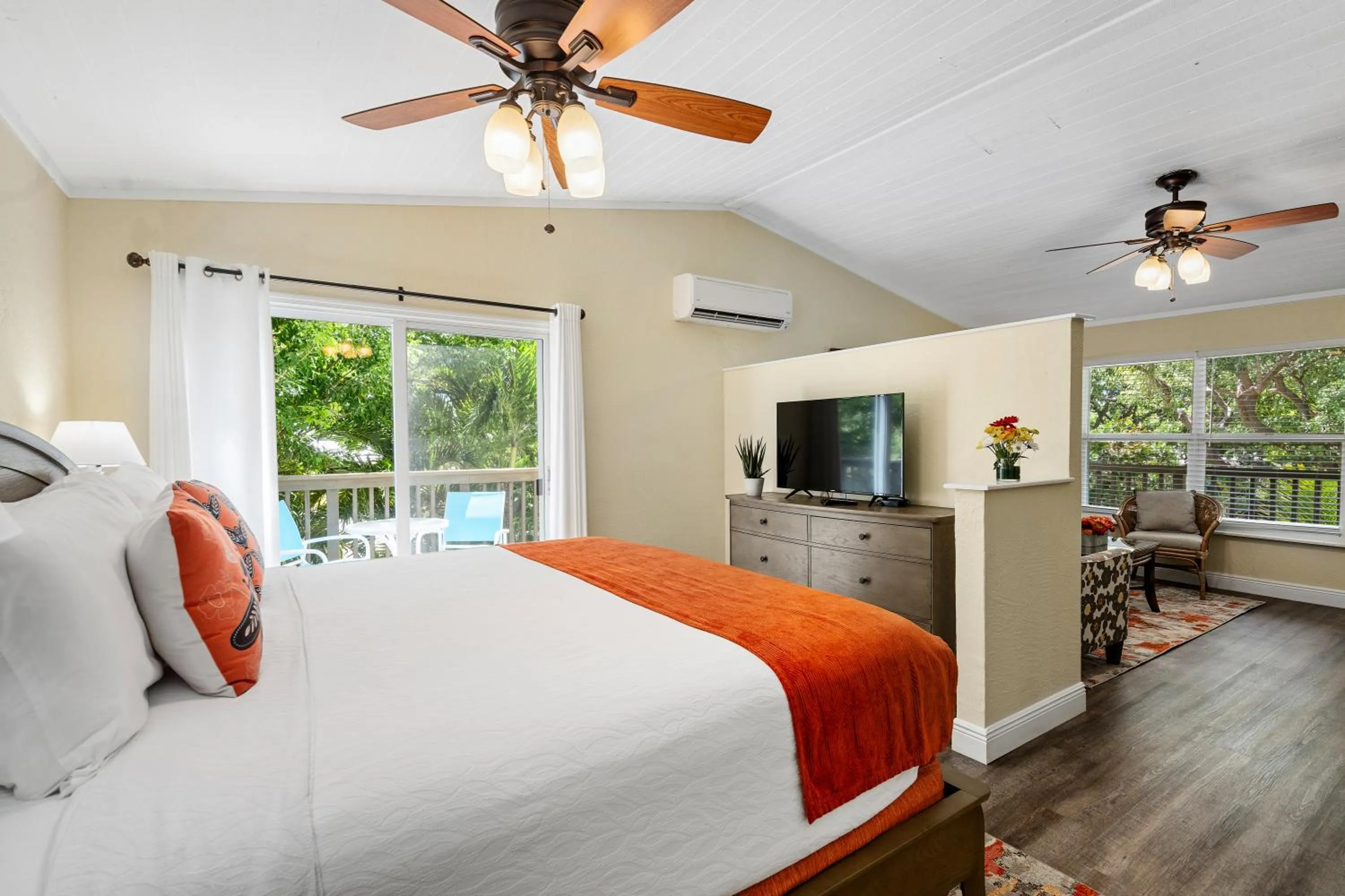 Bedroom, Bed in Bay Harbor Lodge