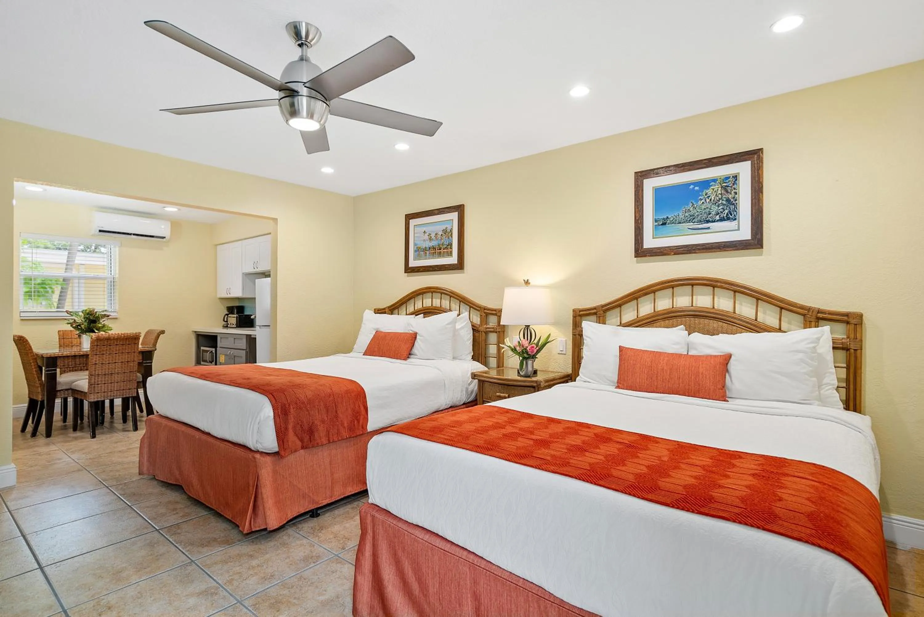 Bedroom, Bed in Bay Harbor Lodge