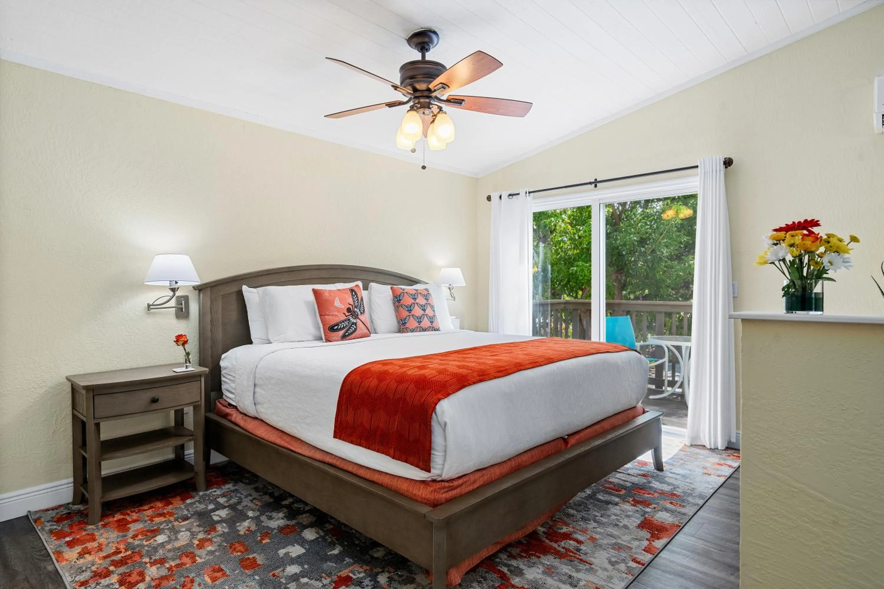 Bedroom, Bed in Bay Harbor Lodge