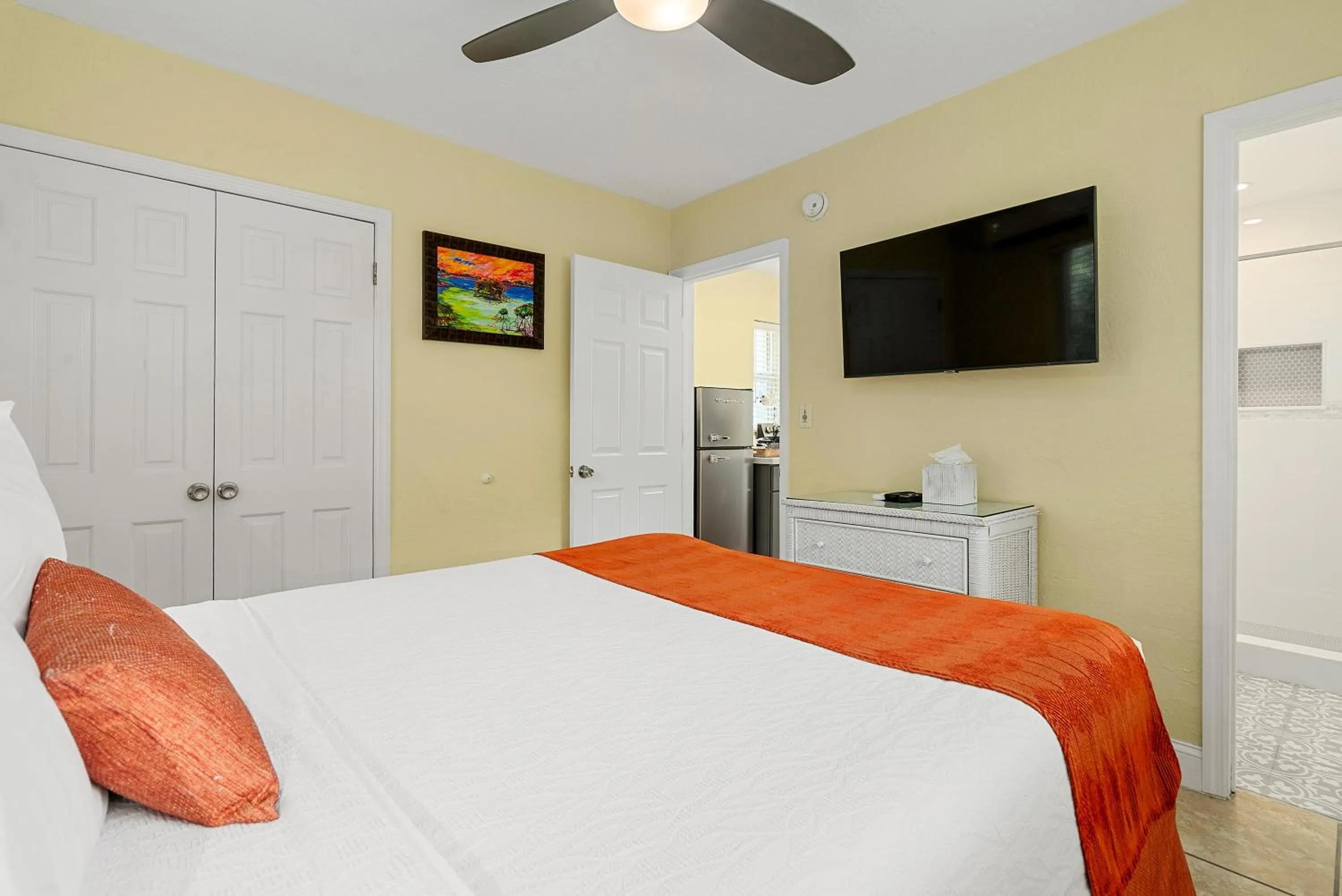 Bedroom, Bed in Bay Harbor Lodge