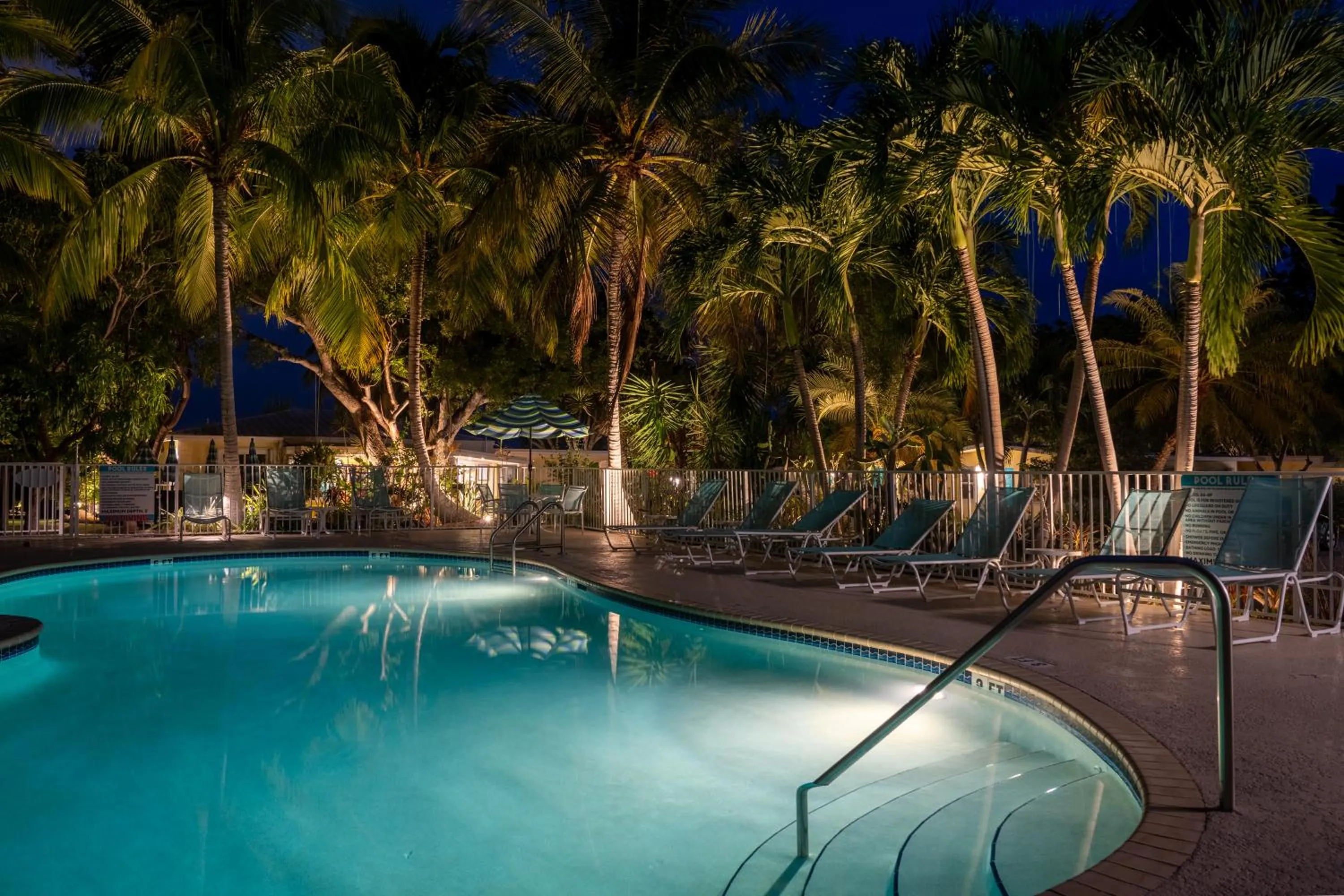 Swimming pool in Bay Harbor Lodge