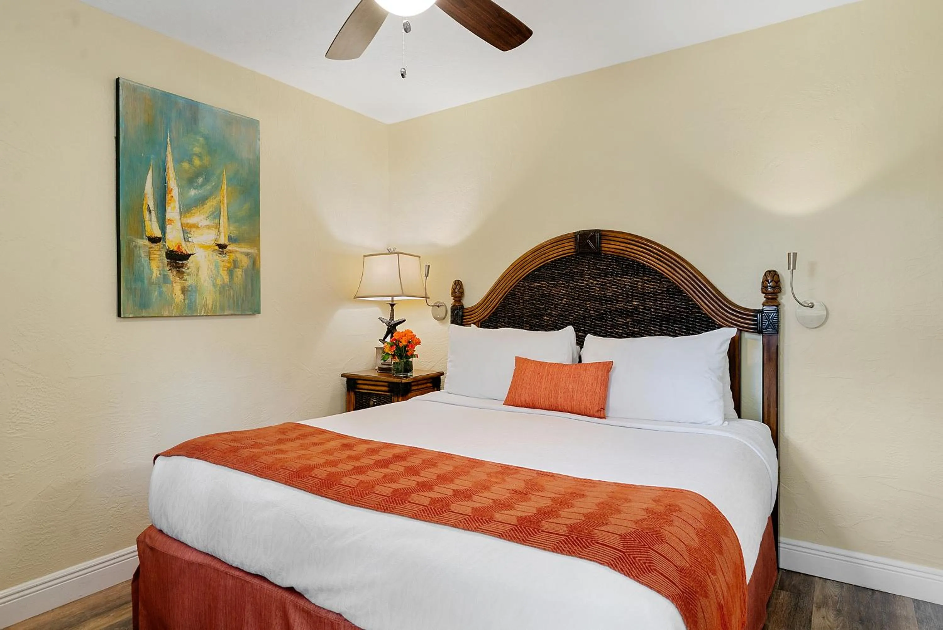 Bedroom, Bed in Bay Harbor Lodge