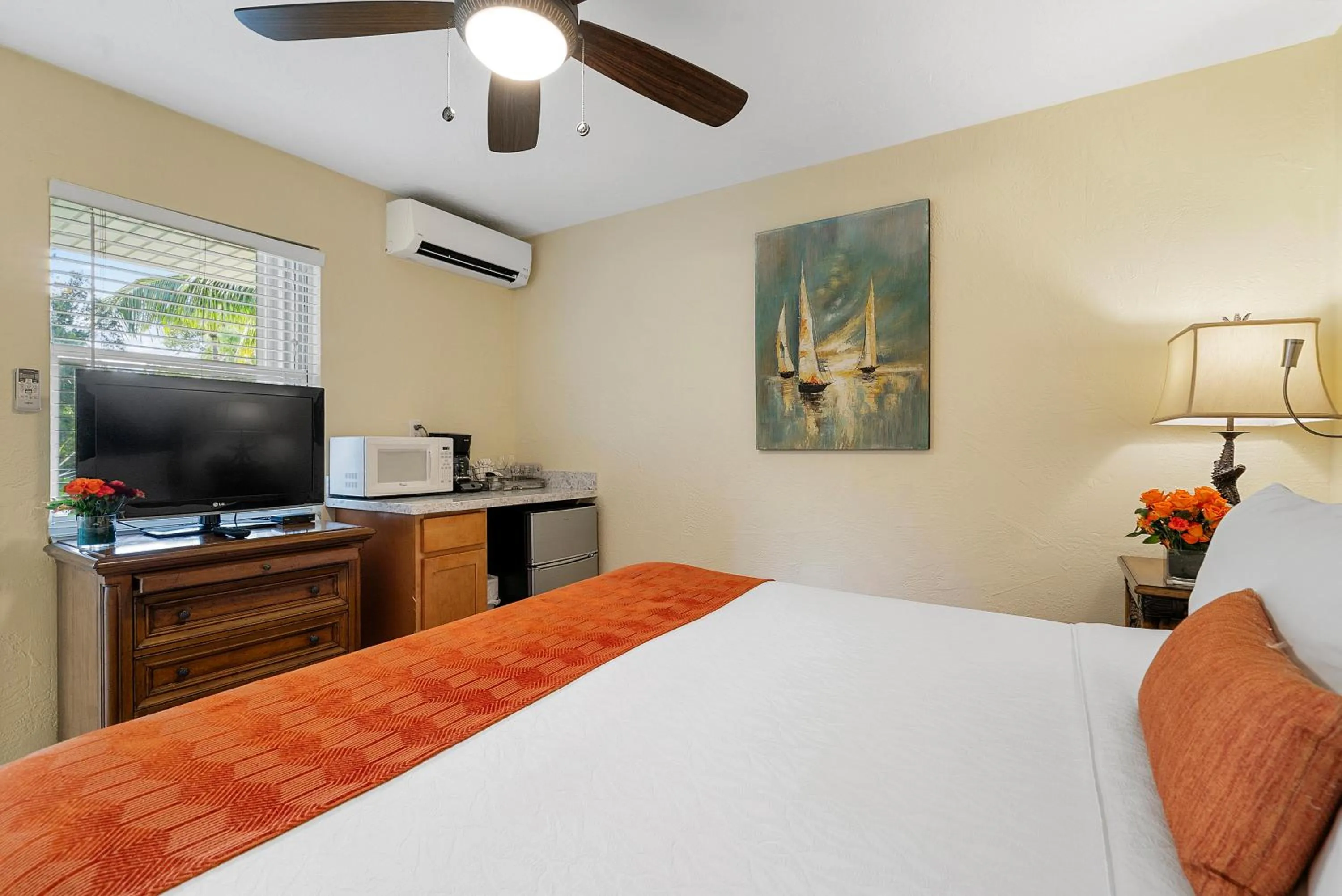 Bedroom, Bed in Bay Harbor Lodge