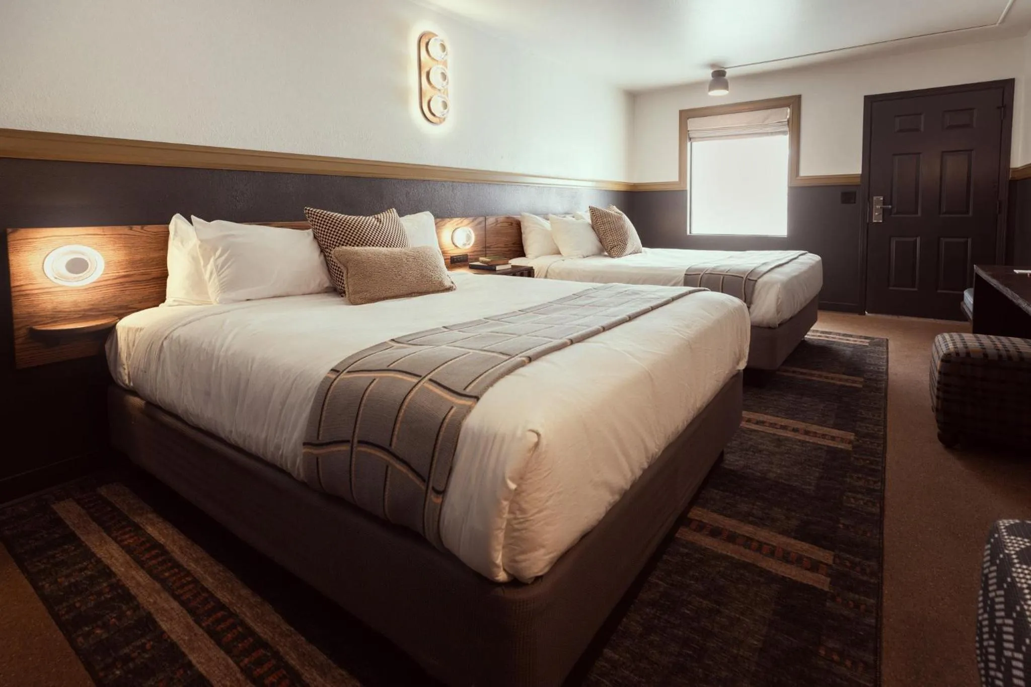 Photo of the whole room, Bed in The Ozarker Lodge