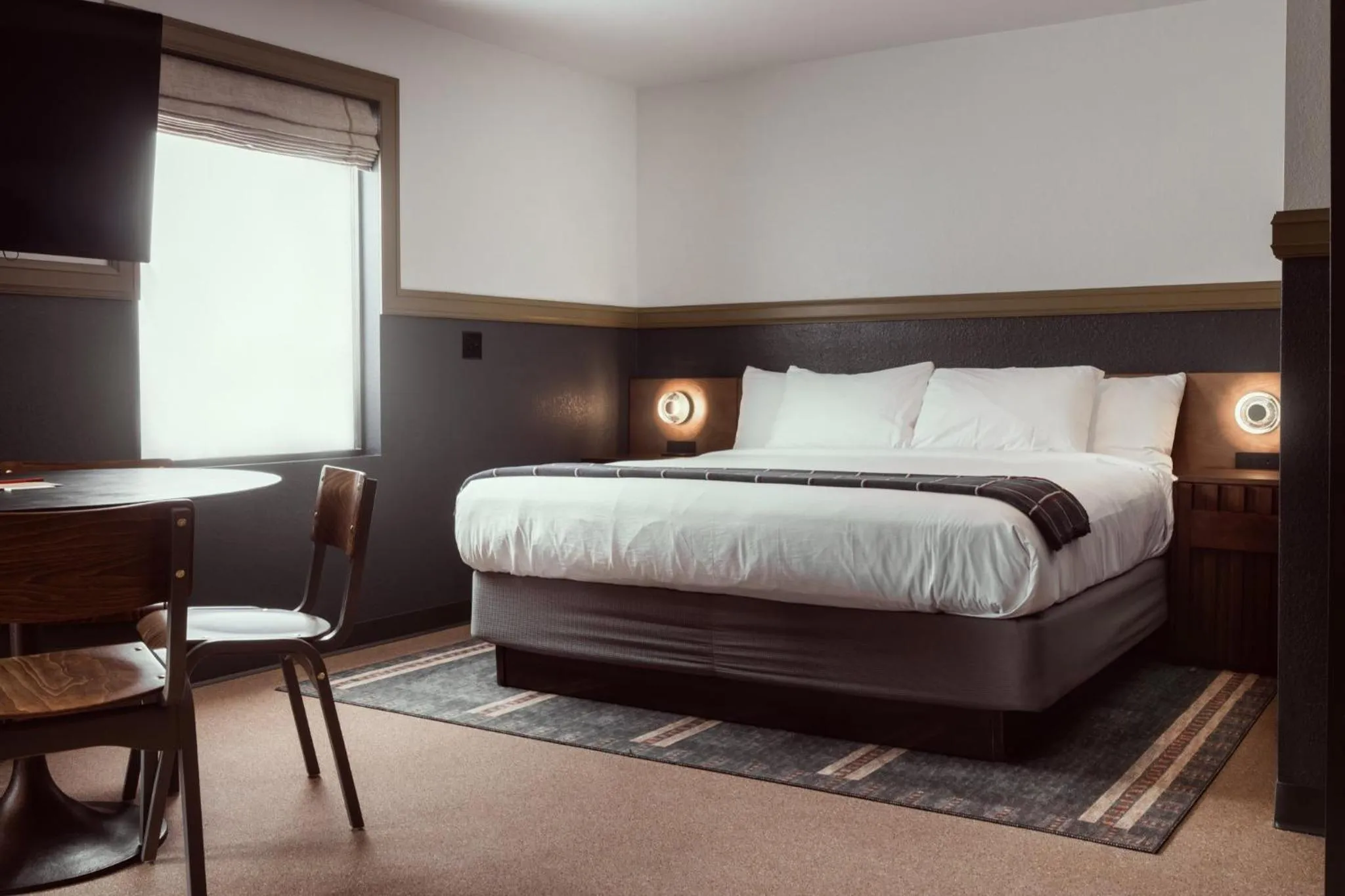 Photo of the whole room, Bed in The Ozarker Lodge