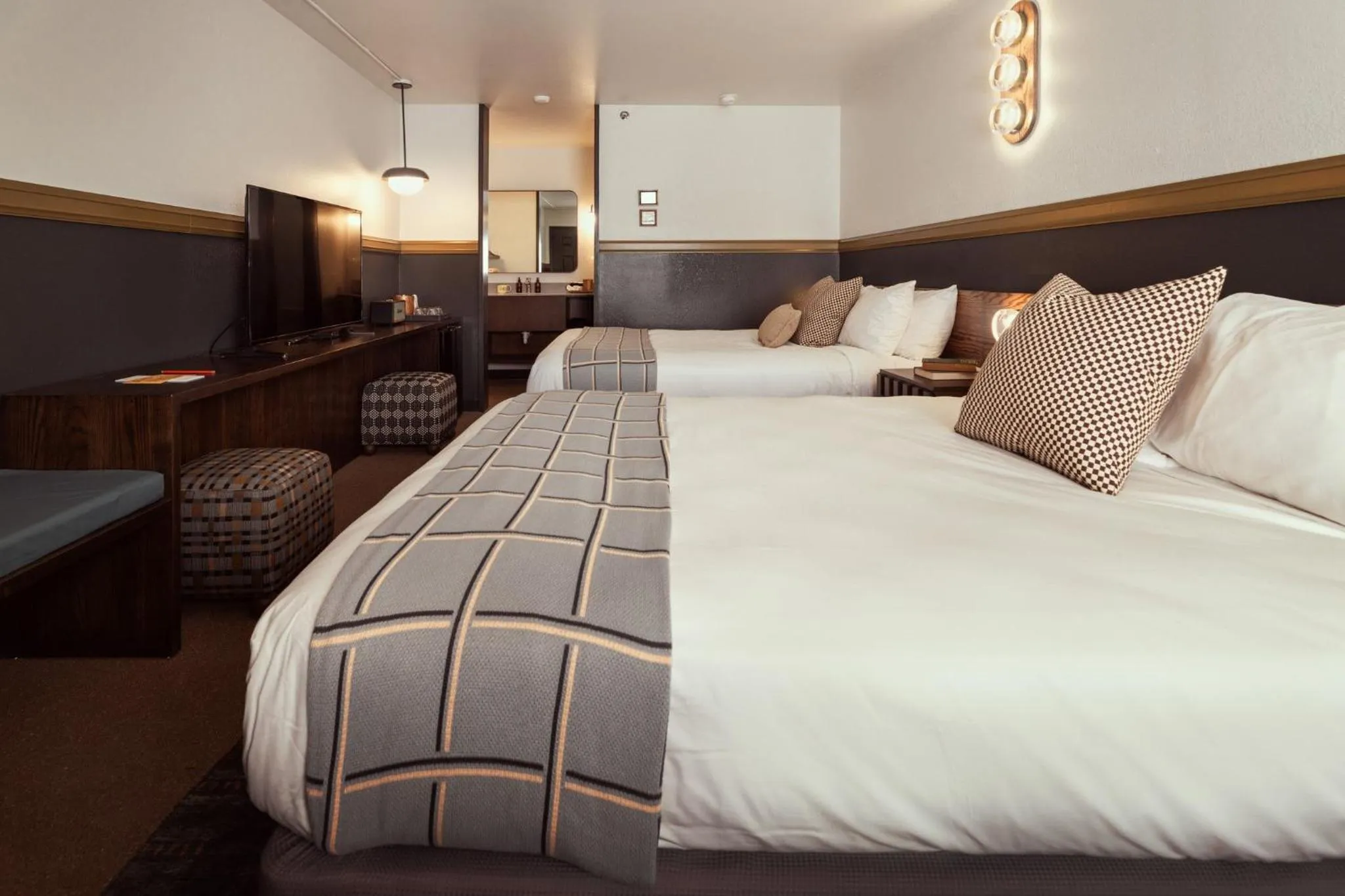 Photo of the whole room, Bed in The Ozarker Lodge