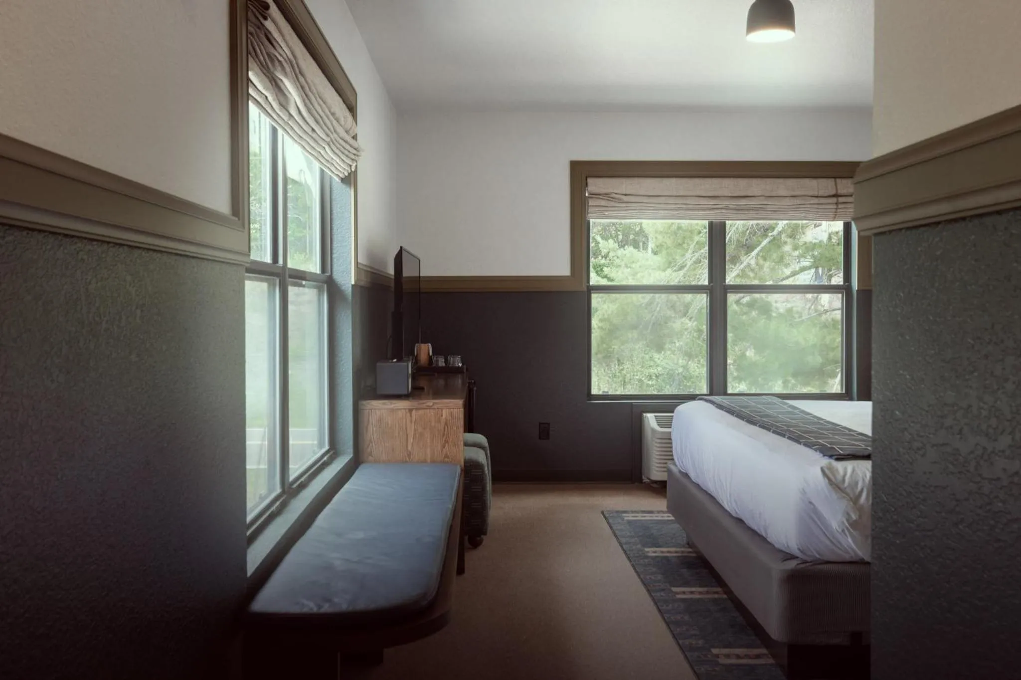 Photo of the whole room, Bed in The Ozarker Lodge
