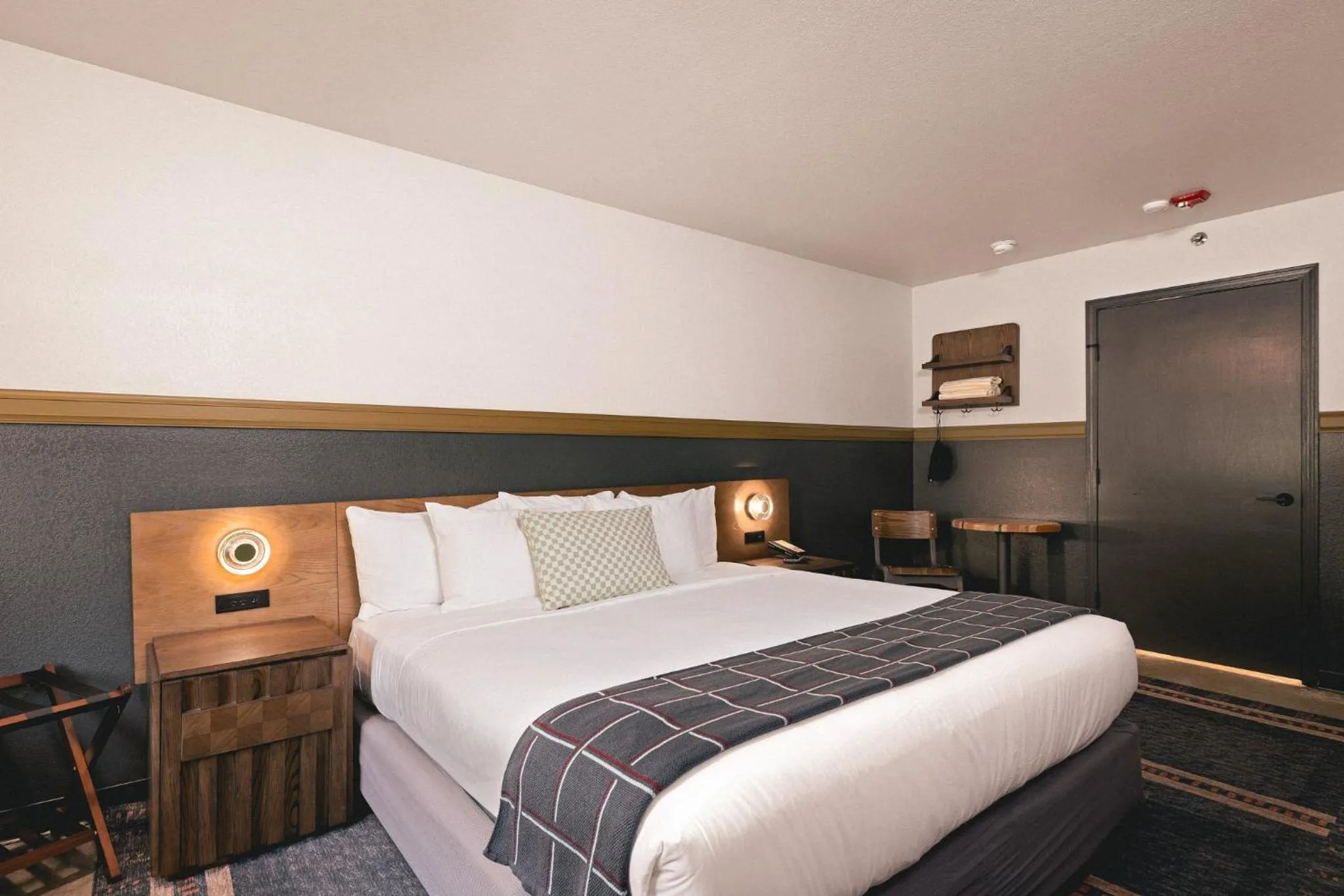 Photo of the whole room, Bed in The Ozarker Lodge